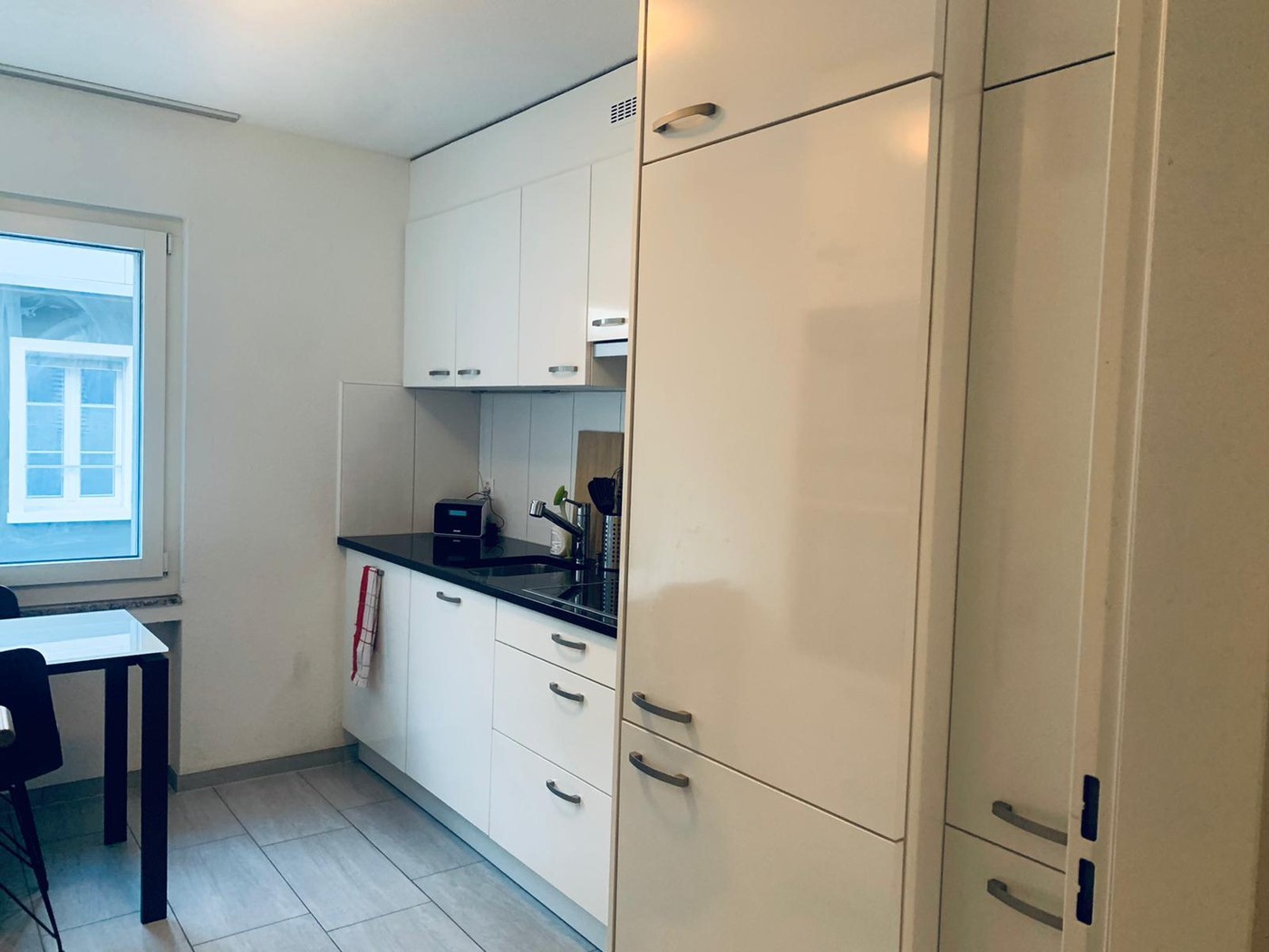 Zimmer in einer Wohngemeinschaft
Geräumiges Zimmer mit viel Licht und einem Balkon in einer 3.5-Zimmer-Wohnung, die mit 2 weiteren Personen geteilt wird.
Voll möbliert.
Fantastische Lage zwischen dem See, dem Sihlcity Einkaufs-/Unterhaltungszentrum und dem Zentrum., Foto 6 von 10