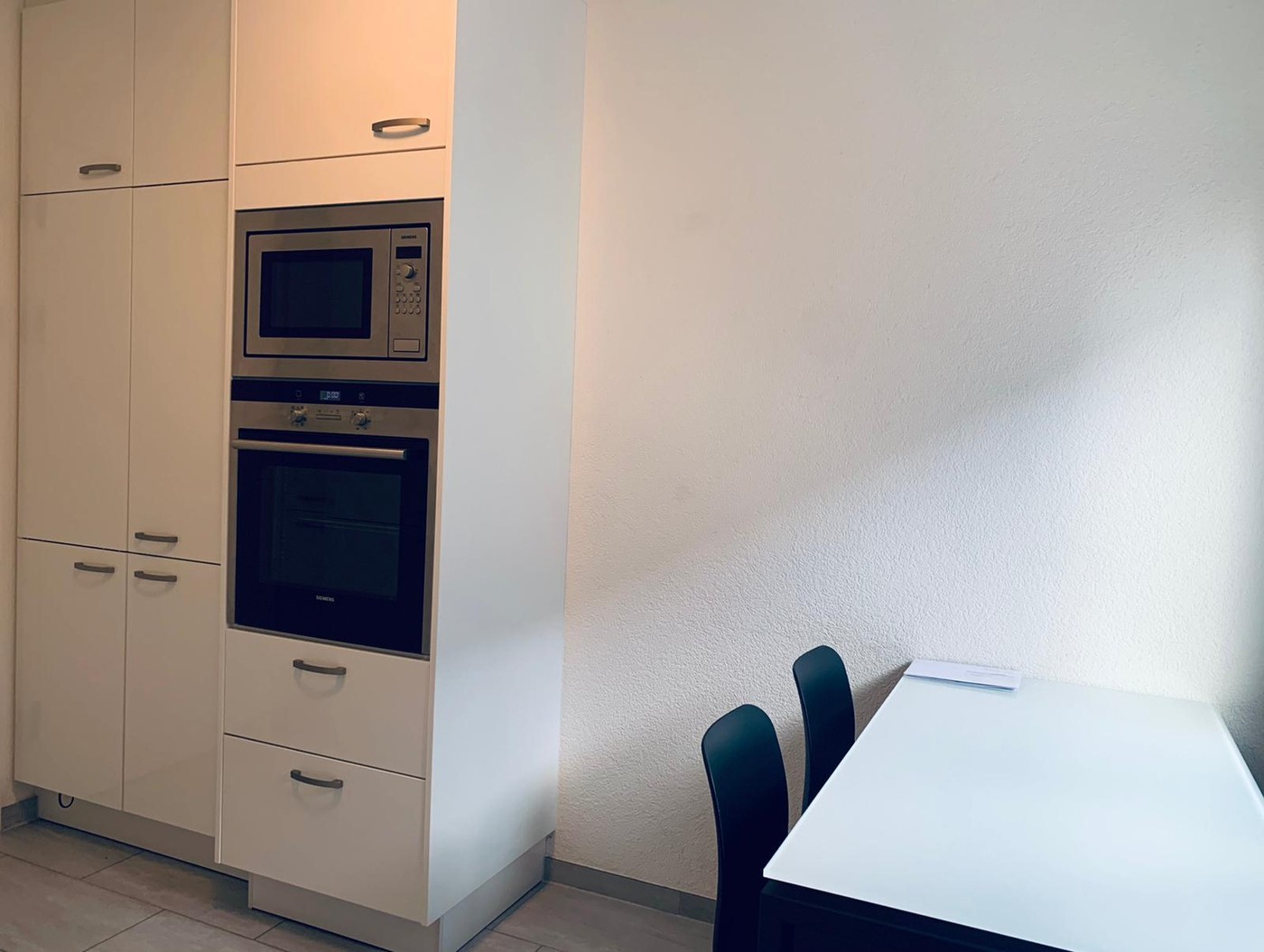 Zimmer in einer Wohngemeinschaft
Geräumiges Zimmer mit viel Licht und einem Balkon in einer 3.5-Zimmer-Wohnung, die mit 2 weiteren Personen geteilt wird.
Voll möbliert.
Fantastische Lage zwischen dem See, dem Sihlcity Einkaufs-/Unterhaltungszentrum und dem Zentrum., Foto 7 von 10