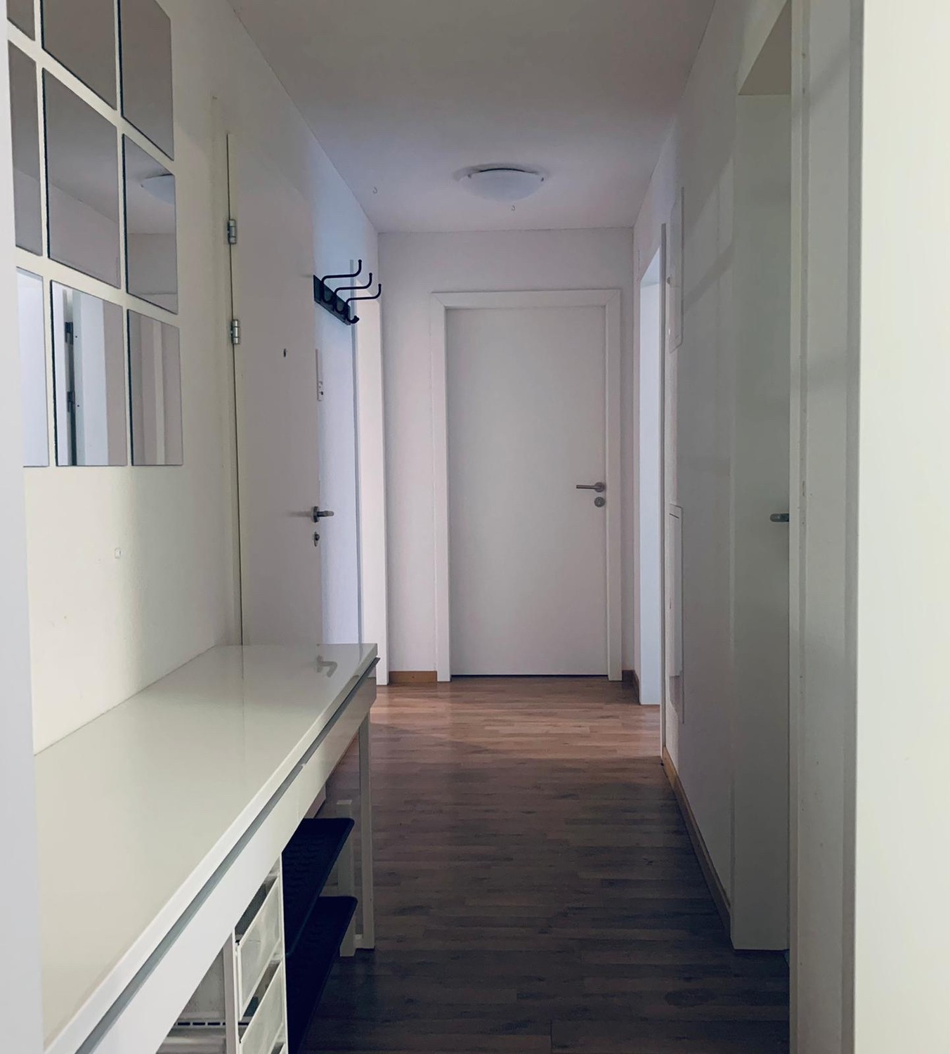 Zimmer in einer Wohngemeinschaft
Geräumiges Zimmer mit viel Licht und einem Balkon in einer 3.5-Zimmer-Wohnung, die mit 2 weiteren Personen geteilt wird.
Voll möbliert.
Fantastische Lage zwischen dem See, dem Sihlcity Einkaufs-/Unterhaltungszentrum und dem Zentrum., Foto 1 von 10
