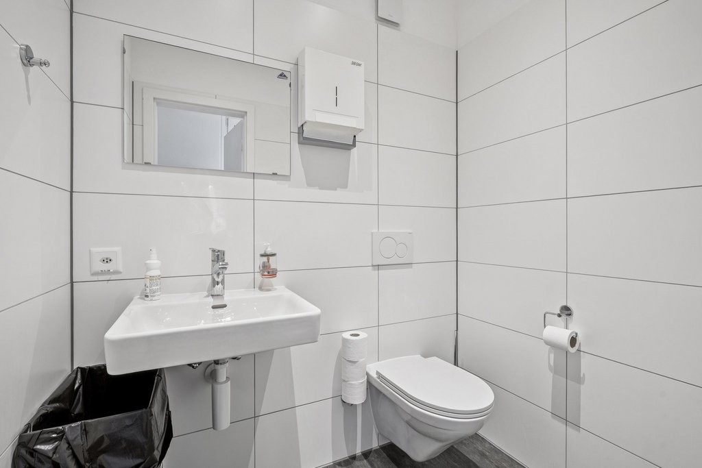 180m² office
