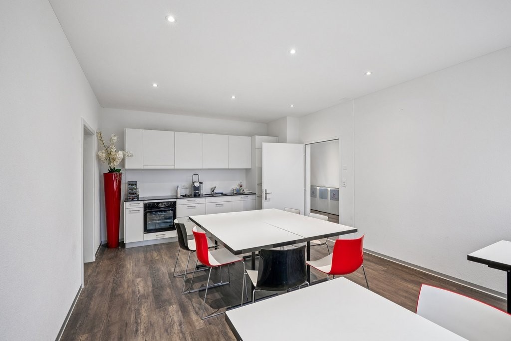 180m² office