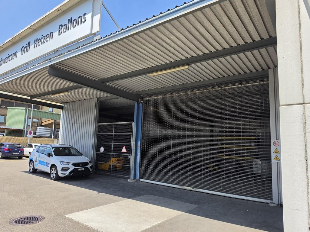 132m² storage room
