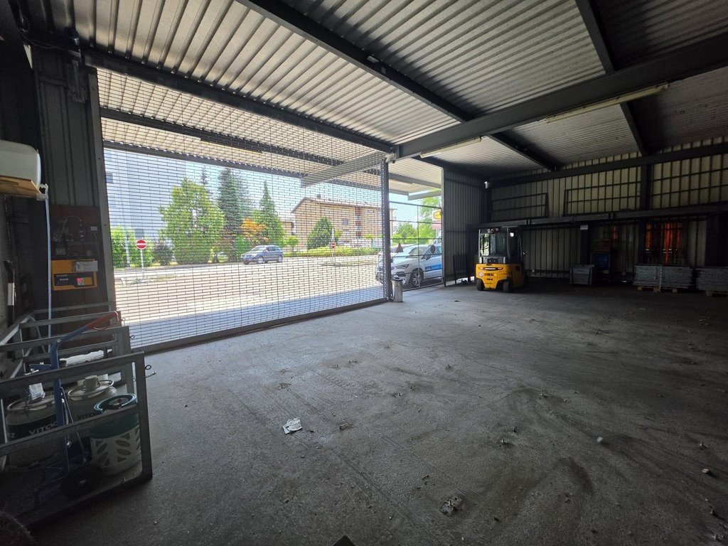 132m² storage room