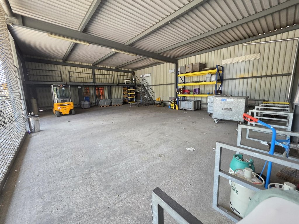 132m² storage room