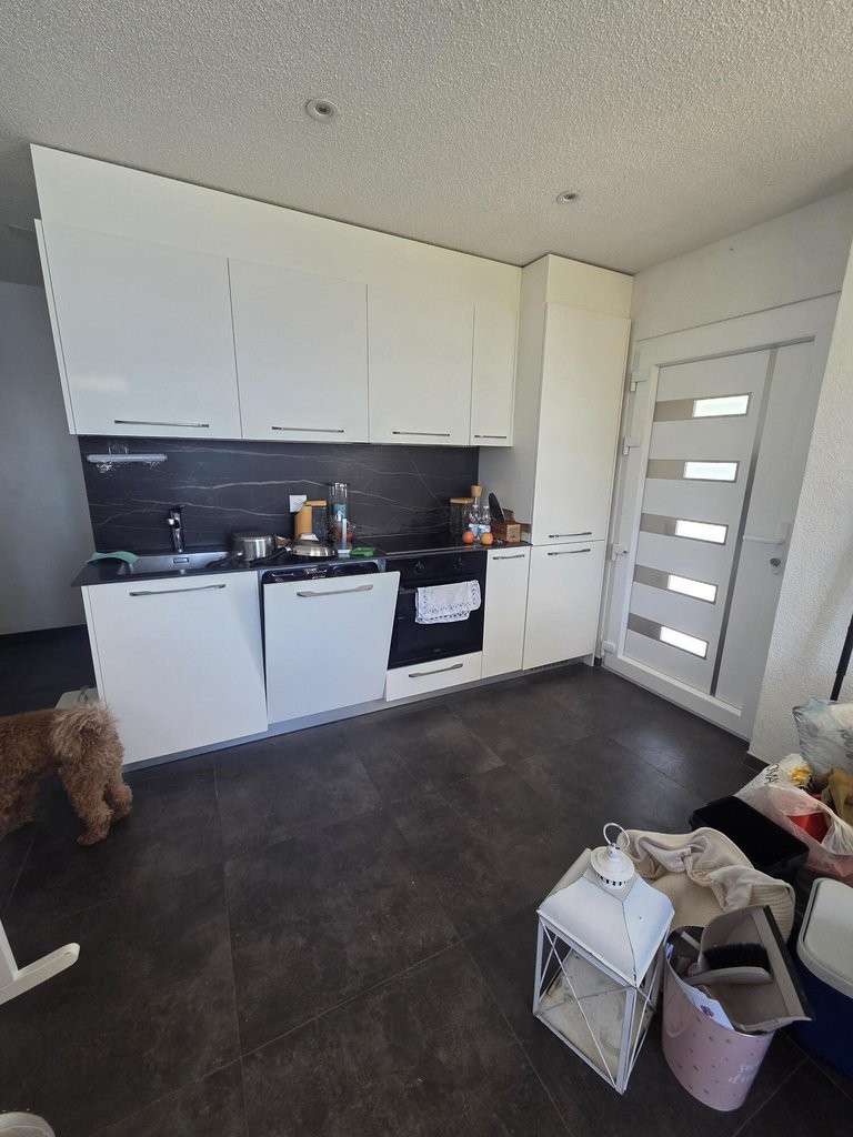 3 ½ Zimmer Wohnung","description":"Gelegen in den Höhen von Montreux unterhalb von Caux, bietet das Dorf Glion eine atemberaubende Aussicht auf die Region. Man erreicht es ganz natürlich mit dem Auto, aber für ein besonderes Erlebnis wählt man den Zug über die Linie Montreux-Les Rochers-de-Naye. Ein, Foto 2 von 7