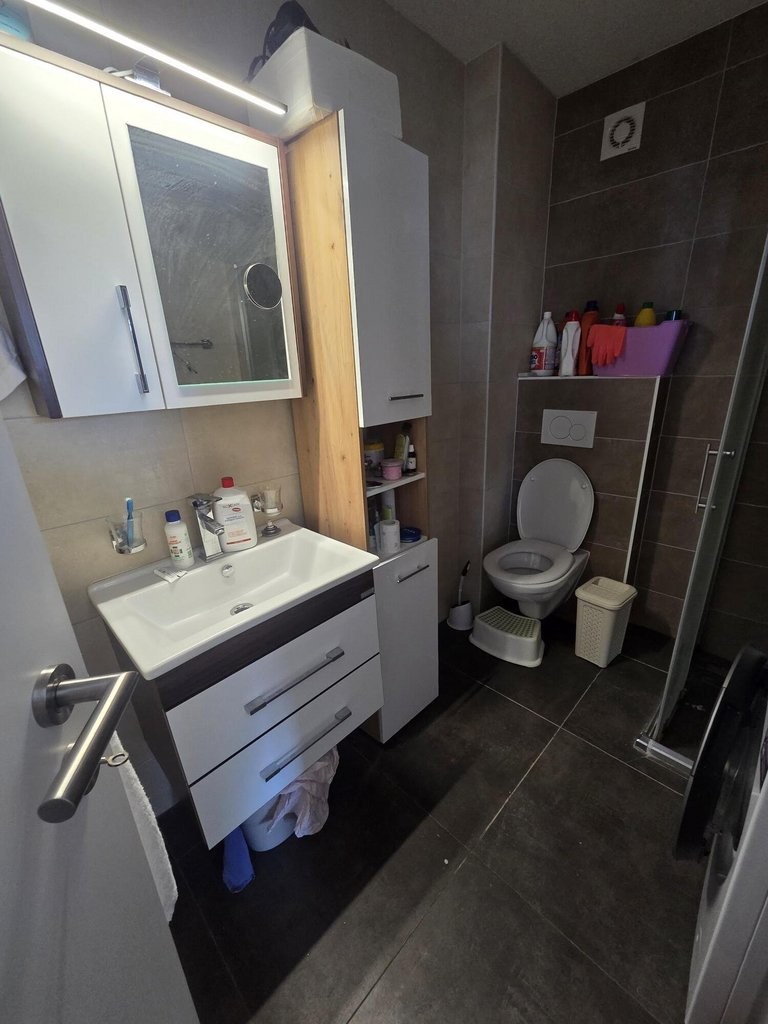 3 ½ Zimmer Wohnung","description":"Gelegen in den Höhen von Montreux unterhalb von Caux, bietet das Dorf Glion eine atemberaubende Aussicht auf die Region. Man erreicht es ganz natürlich mit dem Auto, aber für ein besonderes Erlebnis wählt man den Zug über die Linie Montreux-Les Rochers-de-Naye. Ein, Foto 4 von 7