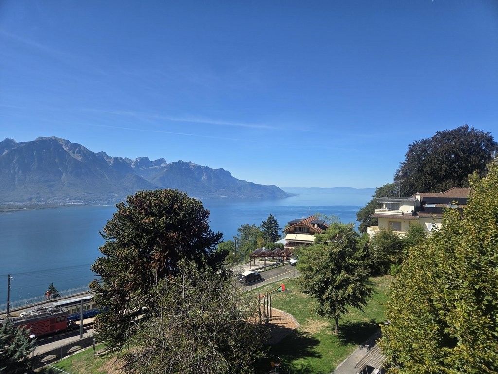 3 ½ Zimmer Wohnung","description":"Gelegen in den Höhen von Montreux unterhalb von Caux, bietet das Dorf Glion eine atemberaubende Aussicht auf die Region. Man erreicht es ganz natürlich mit dem Auto, aber für ein besonderes Erlebnis wählt man den Zug über die Linie Montreux-Les Rochers-de-Naye. Ein, Foto 6 von 7