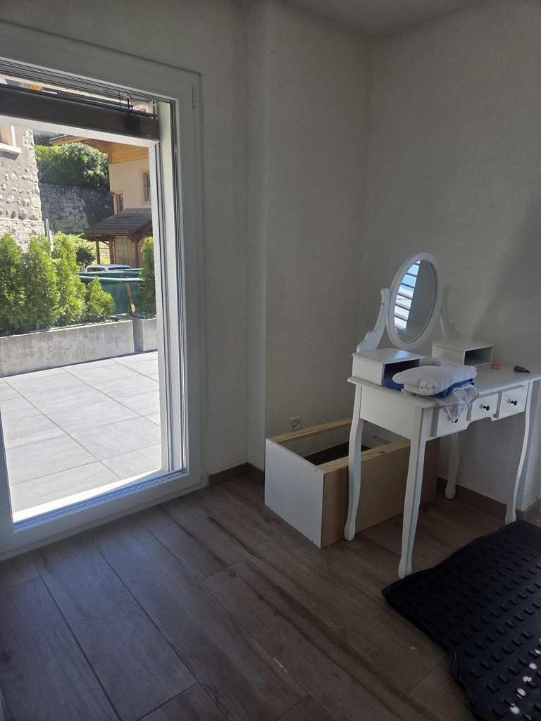 3 ½ Zimmer Wohnung","description":"Gelegen in den Höhen von Montreux unterhalb von Caux, bietet das Dorf Glion eine atemberaubende Aussicht auf die Region. Man erreicht es ganz natürlich mit dem Auto, aber für ein besonderes Erlebnis wählt man den Zug über die Linie Montreux-Les Rochers-de-Naye. Ein, Foto 5 von 7