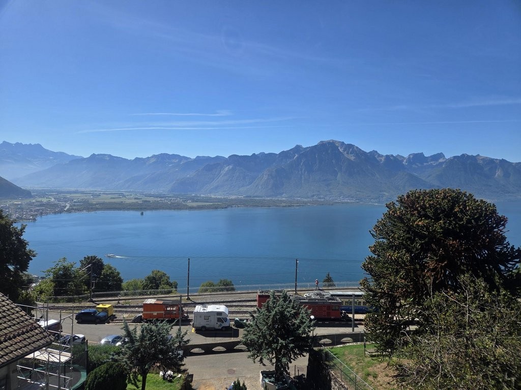 3 ½ Zimmer Wohnung","description":"Gelegen in den Höhen von Montreux unterhalb von Caux, bietet das Dorf Glion eine atemberaubende Aussicht auf die Region. Man erreicht es ganz natürlich mit dem Auto, aber für ein besonderes Erlebnis wählt man den Zug über die Linie Montreux-Les Rochers-de-Naye. Ein, Foto 7 von 7