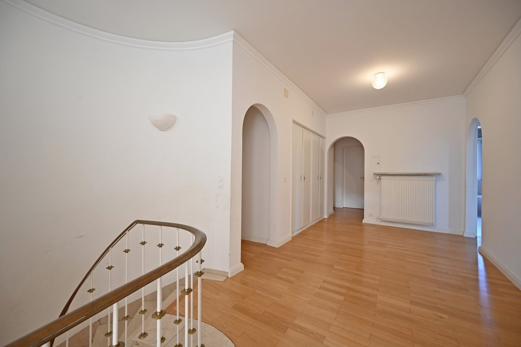 Appartement de 6 pièces

L'immeuble résidentiel calme et adapté aux familles est situé dans un emplacement très central dans le quartier de Schosshalden, avec vue sur l'idyllique Egelsee. En quelques minutes à pied, vous atteignez l'épicerie de quartier Voi pour vos achats ainsi que les transports p, photo 7 sur 10