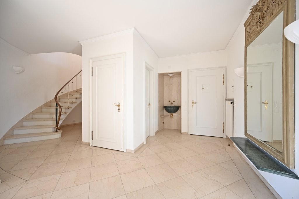Appartement de 6 pièces

L'immeuble résidentiel calme et adapté aux familles est situé dans un emplacement très central dans le quartier de Schosshalden, avec vue sur l'idyllique Egelsee. En quelques minutes à pied, vous atteignez l'épicerie de quartier Voi pour vos achats ainsi que les transports p, photo 1 sur 10