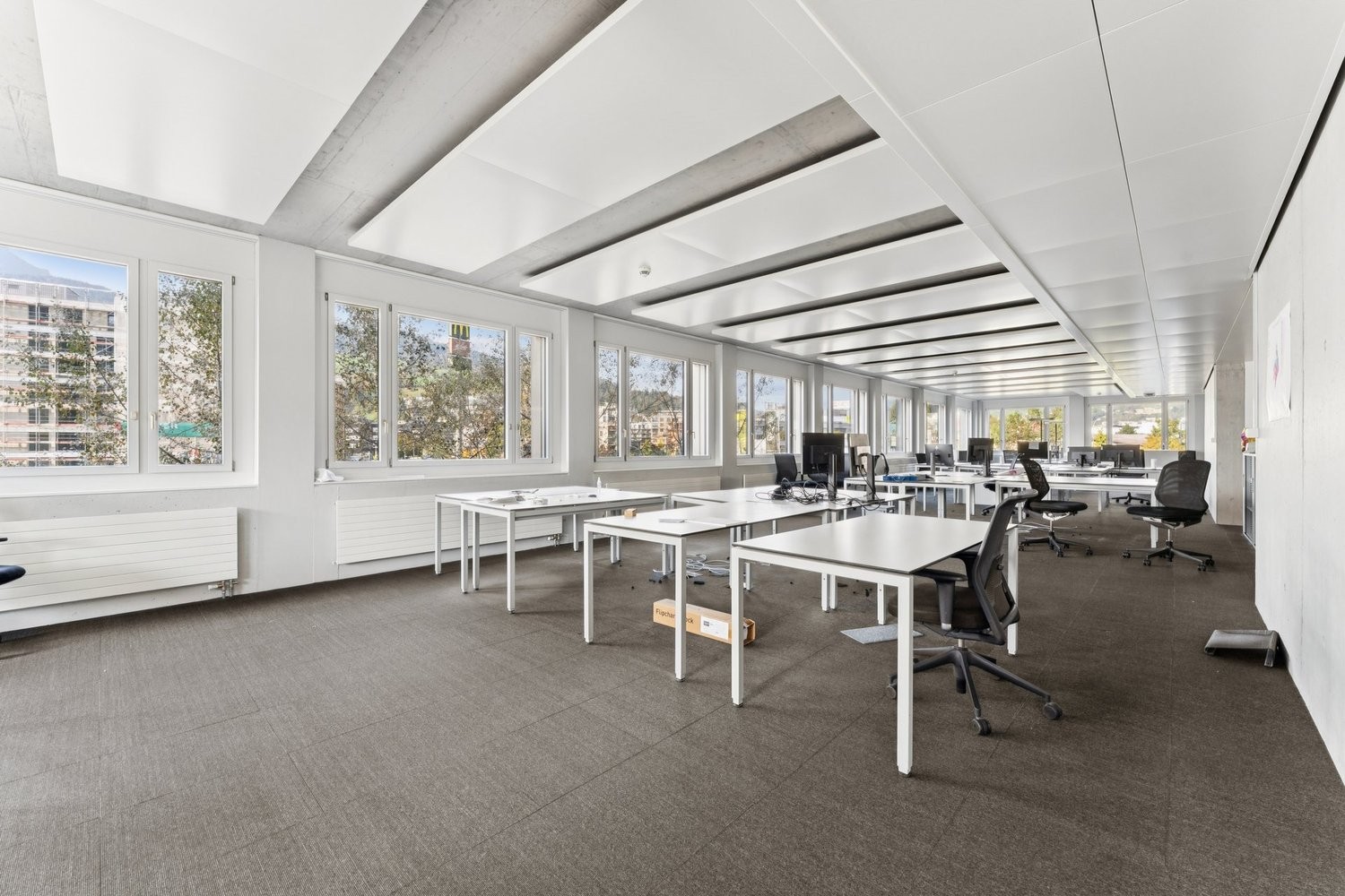 1410m² office