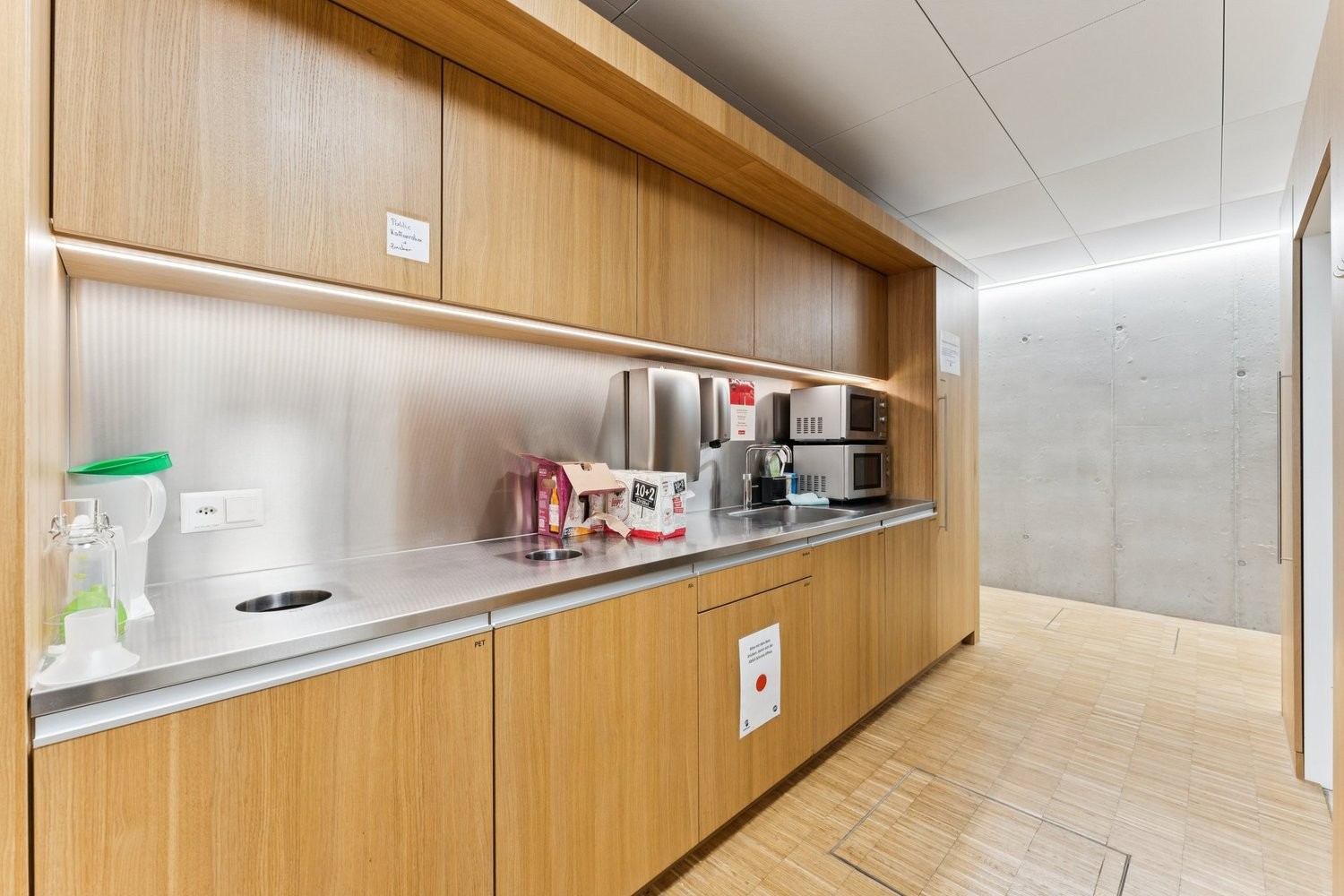 1410m² office