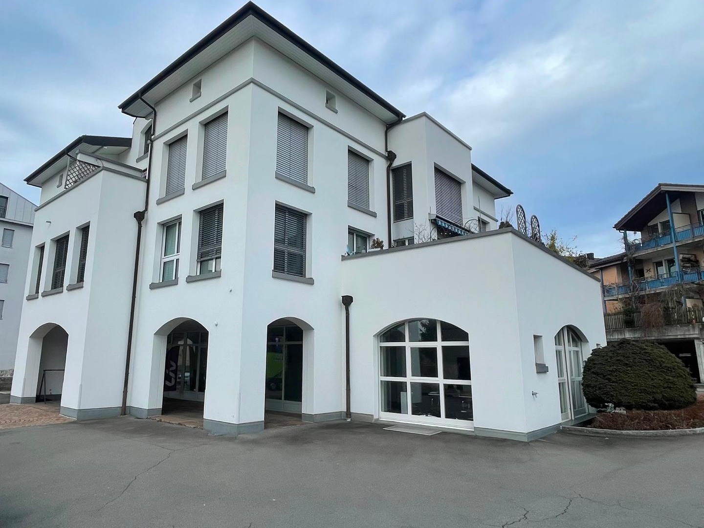 310m² office