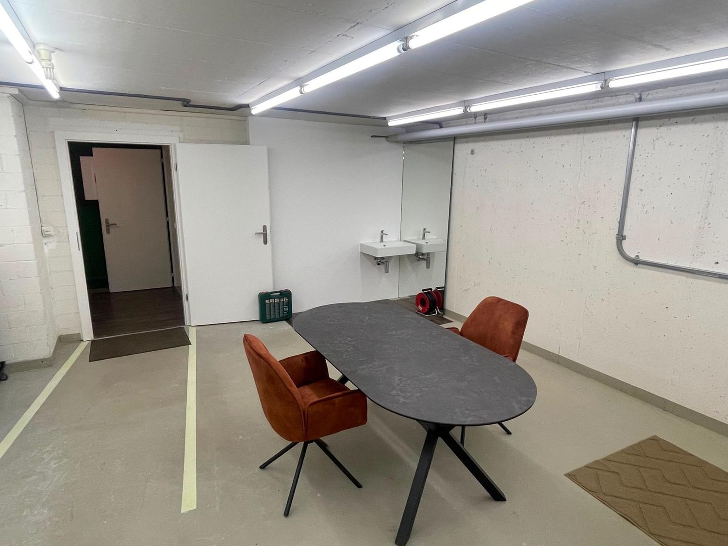 310m² office
