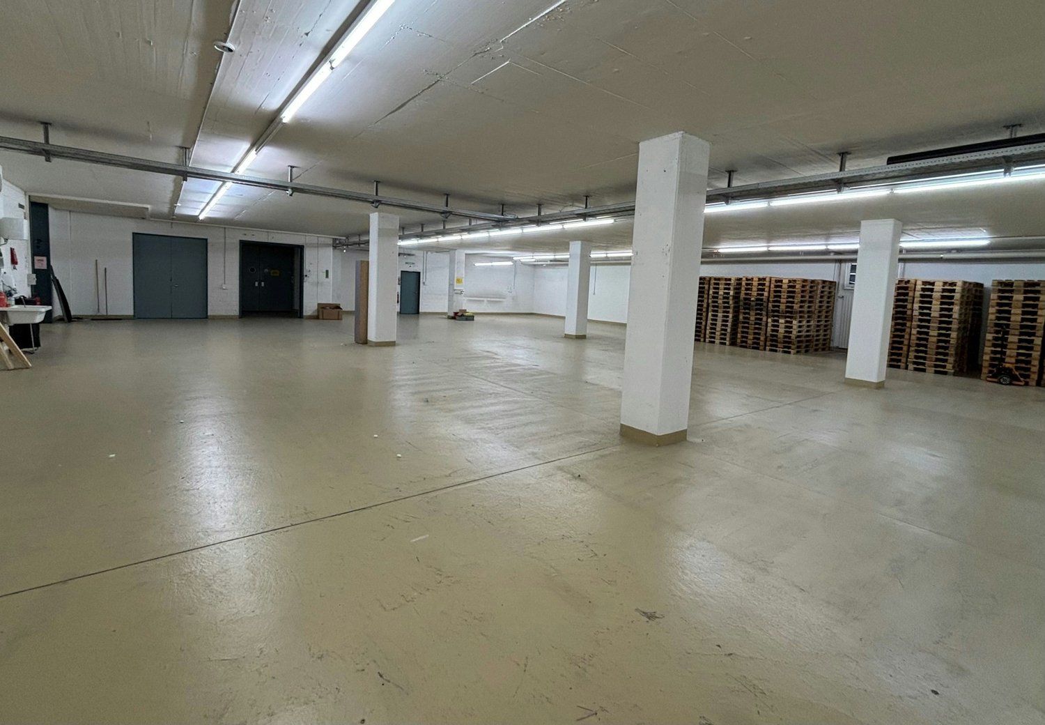 1158m² storage room