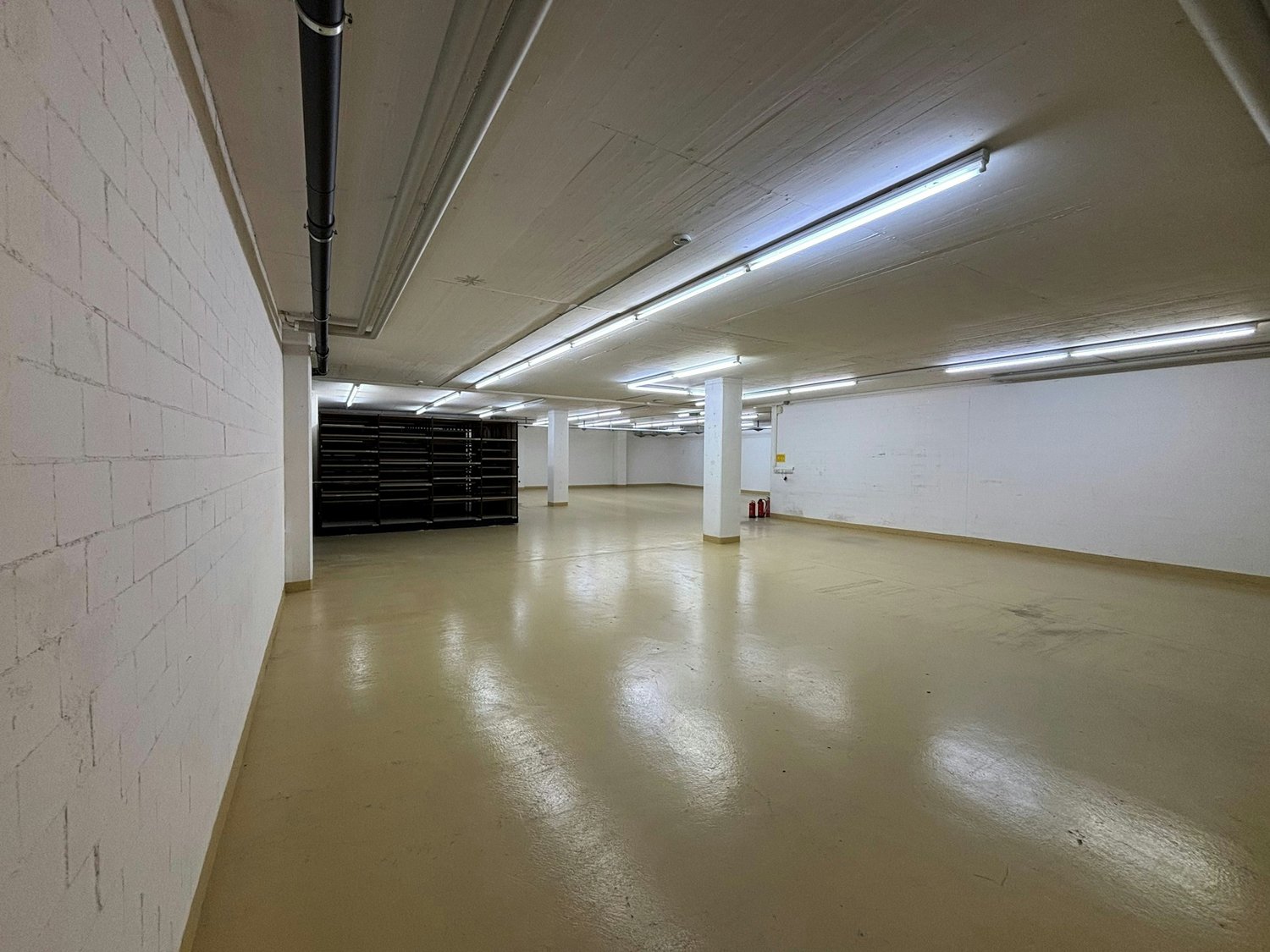 1158m² storage room