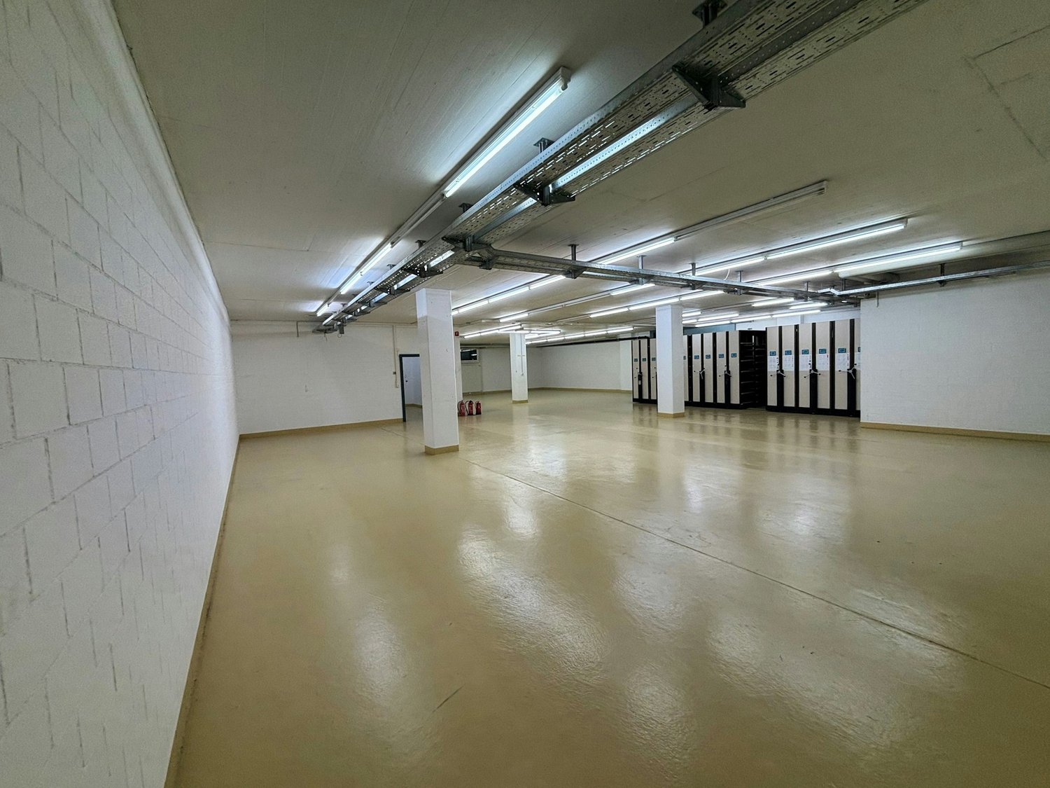 1158m² storage room