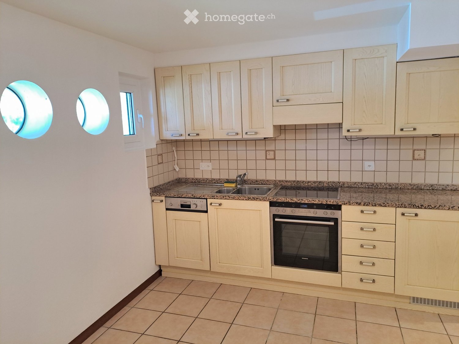 Appartement de 2 ½ pièces

A louer, appartement dans le pittoresque village de Brè au-dessus de Lugano. L'appartement se compose de 2 pièces avec cuisine habitable et 2 chambres. Le système de chauffage est un chauffage au sol alimenté par une pompe à chaleur. Les charges accessoires sont comprises 