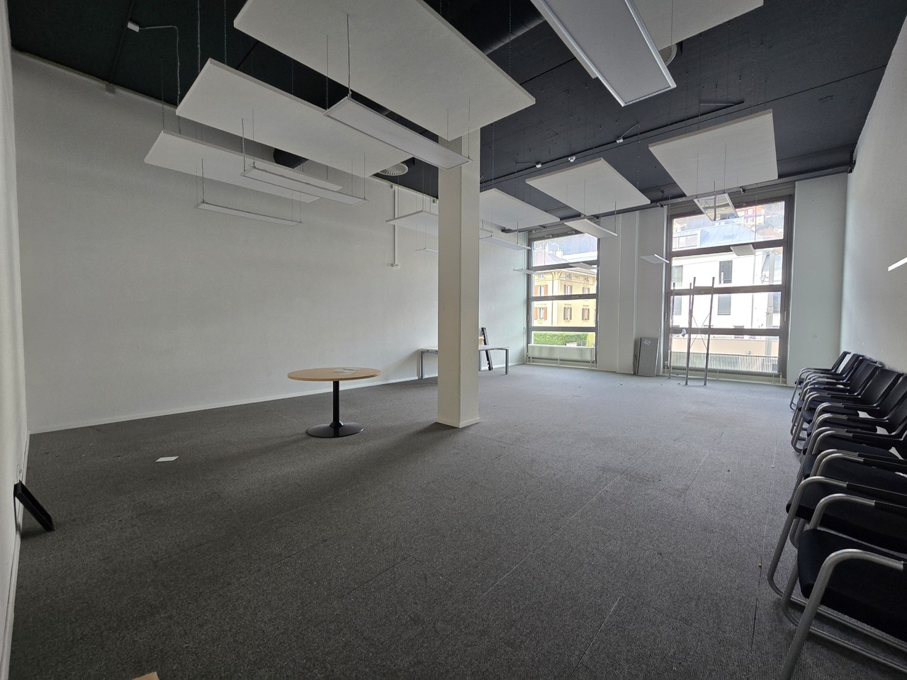 652m² office