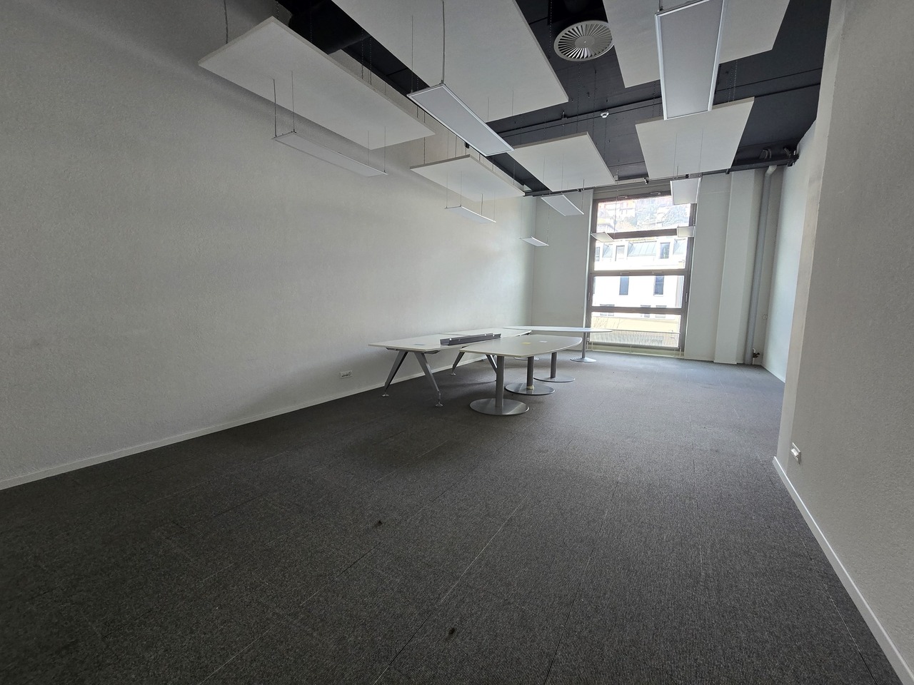 652m² office