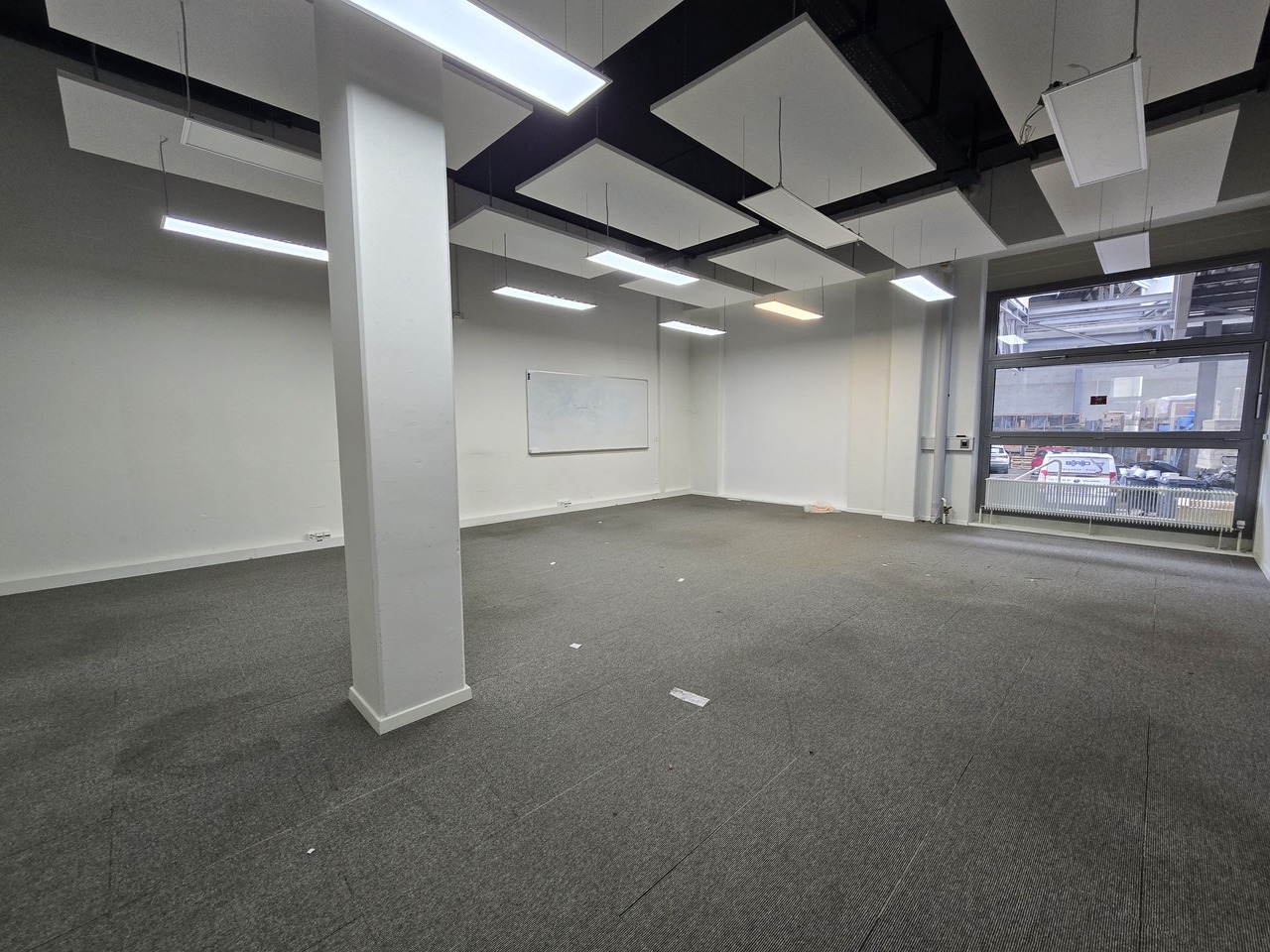 652m² office