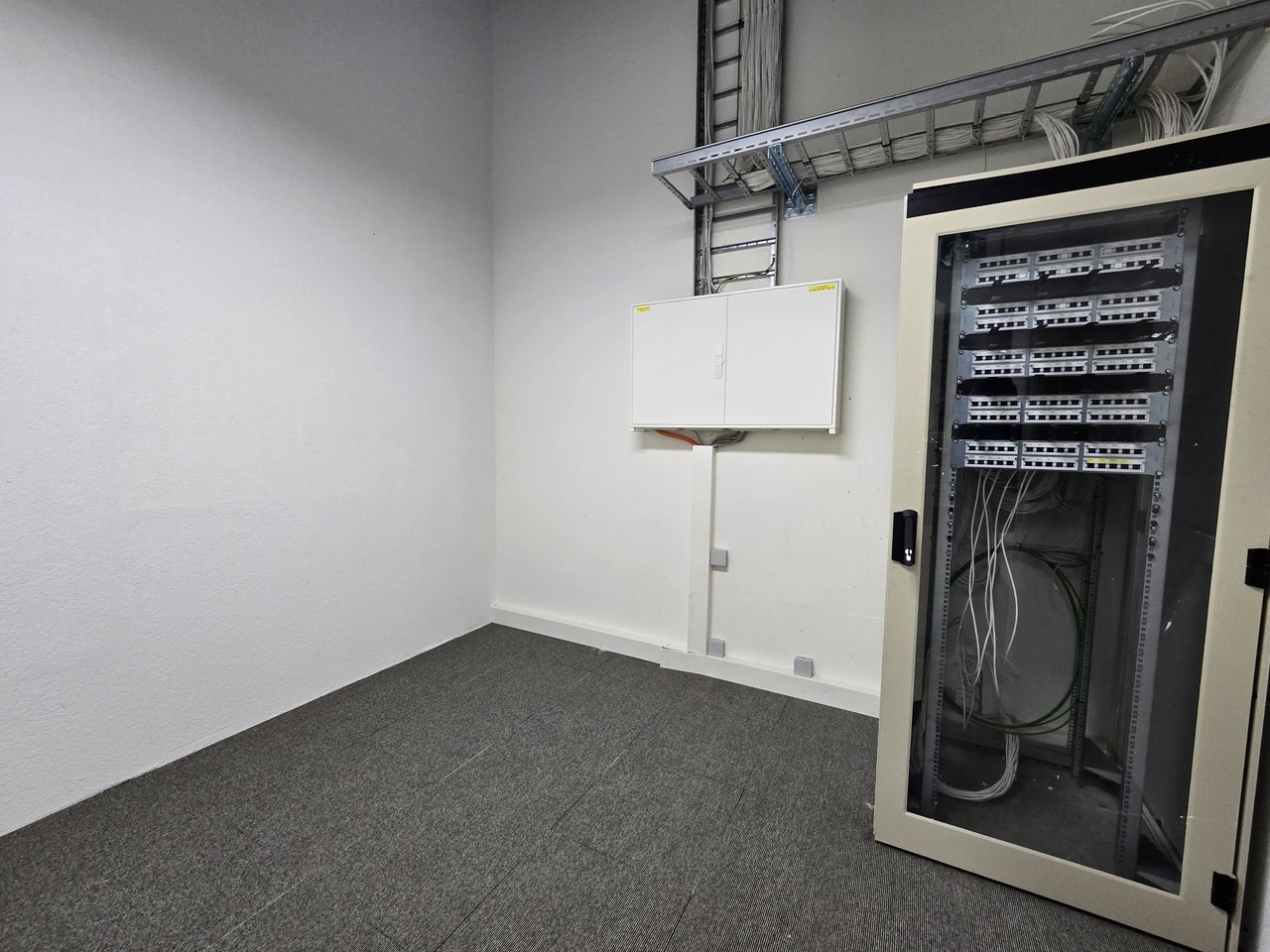 652m² office