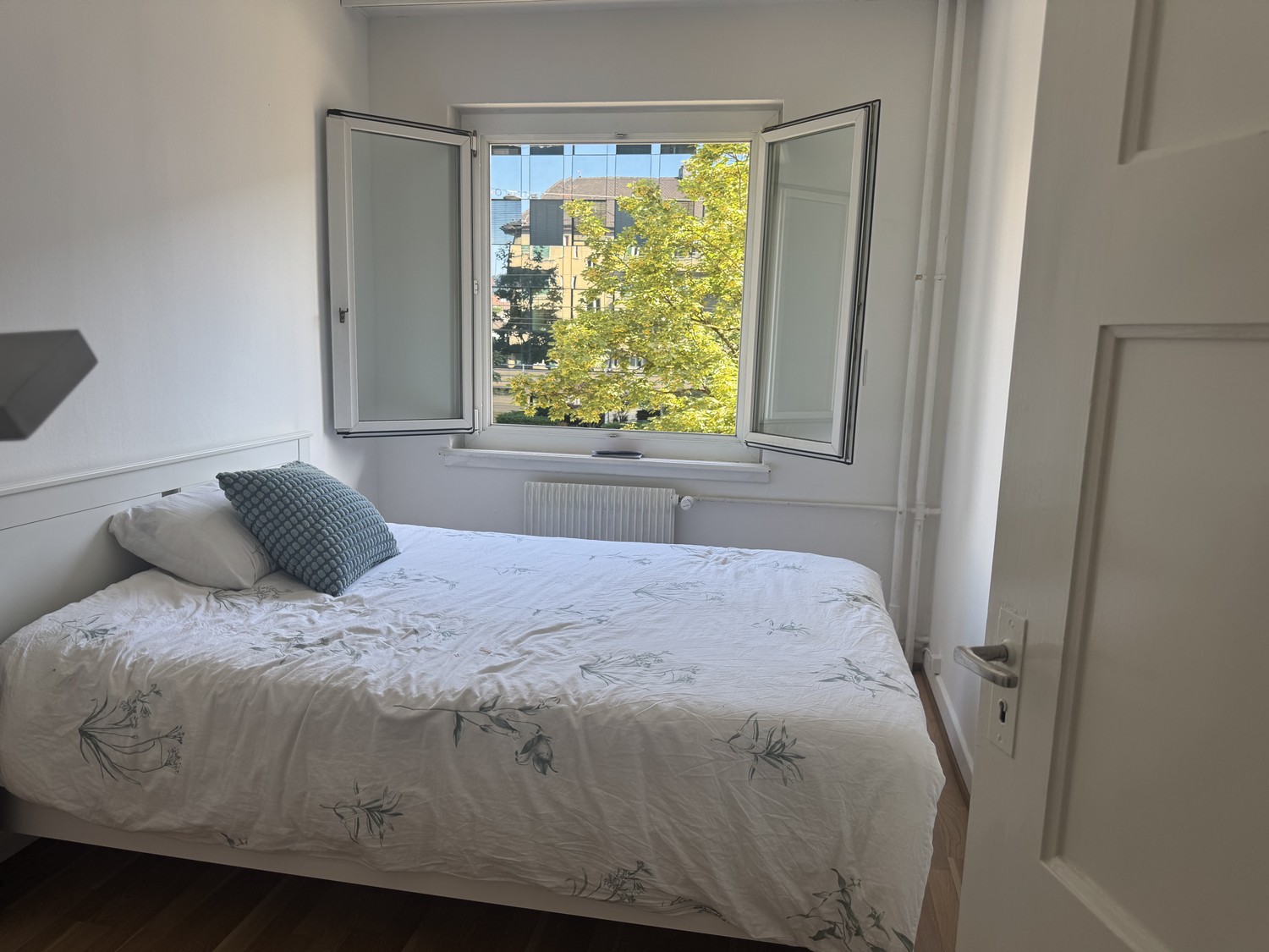 Zimmer in einer Wohngemeinschaft
Nur Frauen
Einzelzimmer in Zürich Altstetten in einer tollen, praktischen Lage zu vermieten. Ein Lebensmittelgeschäft (2 Min.), ein Fitnessstudio (4 Min. zu Fuss) und der öffentliche Verkehr sind alle in der Nähe.
Sie werden die Wohnung mit einer freundlichen, unk, Foto 1 von 6