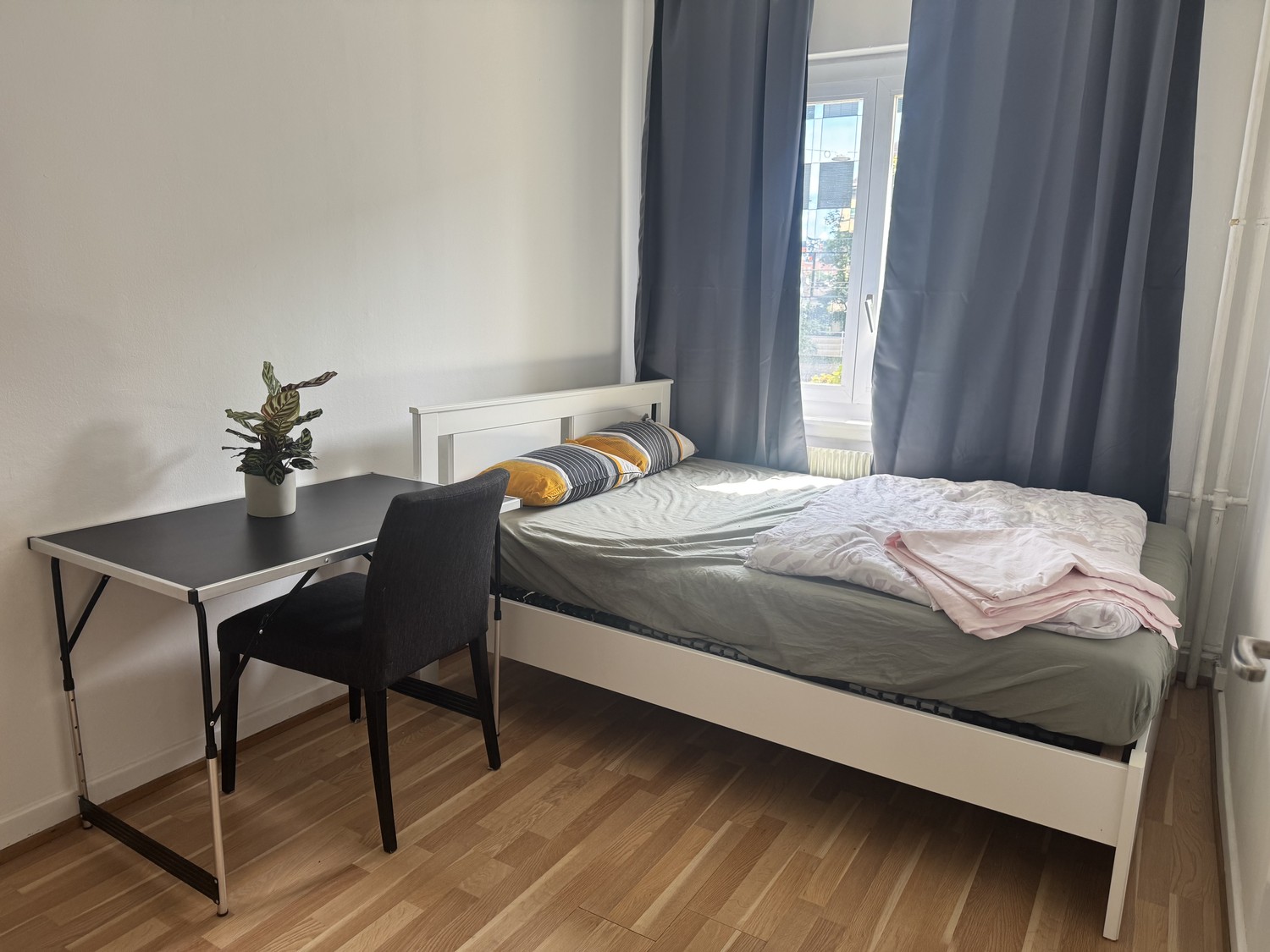 Zimmer in einer Wohngemeinschaft
Nur Frauen
Einzelzimmer in Zürich Altstetten in einer tollen, praktischen Lage zu vermieten. Ein Lebensmittelgeschäft (2 Min.), ein Fitnessstudio (4 Min. zu Fuss) und der öffentliche Verkehr sind alle in der Nähe.
Sie werden die Wohnung mit einer freundlichen, unk, Foto 2 von 6