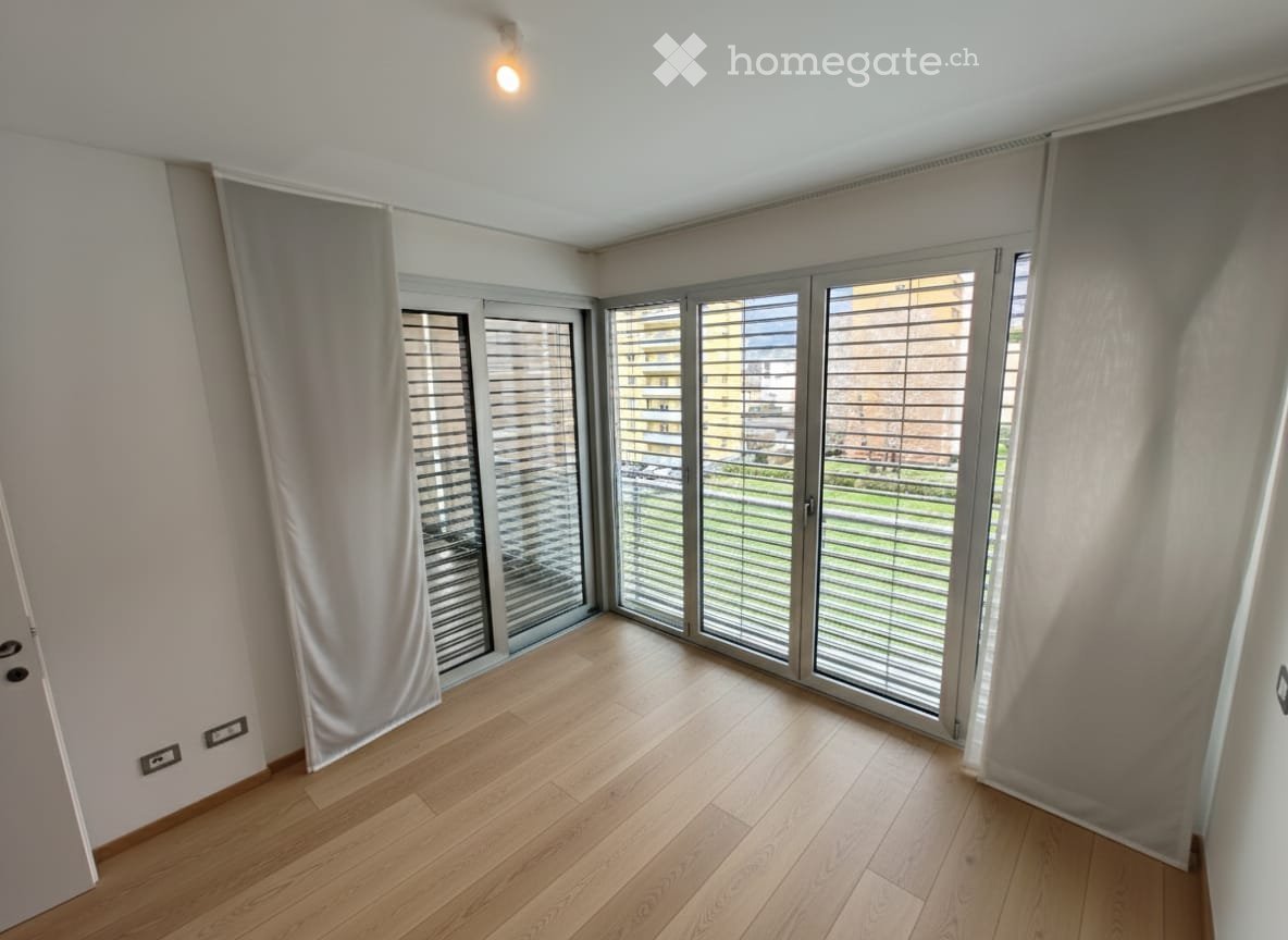 3.5-Zimmer-Wohnung","description":"Zu vermietende 3.5-Zimmer-Wohnung im 3. Stock eines Mehrfamilienhauses in Bellinzona. Baujahr 2015.
Zusammensetzung:
\- Wohnzimmer mit Küche
\- 2 Schlafzimmer
\- 2 Bäder (1 mit Dusche, 1 mit Badewanne)
\- grosser Balkon
\- Kellerabteil
\- Aussenparkplatz mit Über, Foto 3 von 5