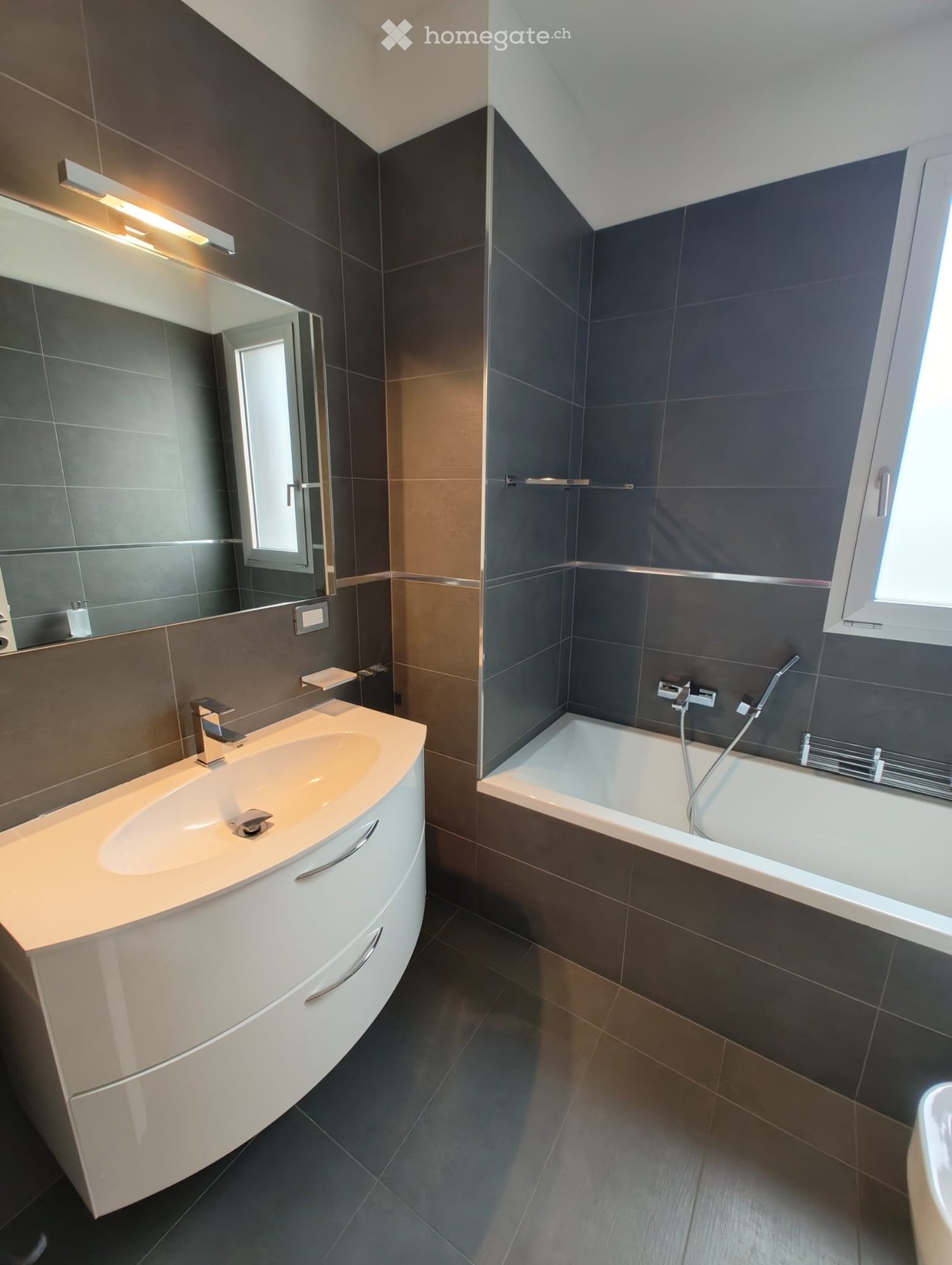 3.5-Zimmer-Wohnung","description":"Zu vermietende 3.5-Zimmer-Wohnung im 3. Stock eines Mehrfamilienhauses in Bellinzona. Baujahr 2015.
Zusammensetzung:
\- Wohnzimmer mit Küche
\- 2 Schlafzimmer
\- 2 Bäder (1 mit Dusche, 1 mit Badewanne)
\- grosser Balkon
\- Kellerabteil
\- Aussenparkplatz mit Über, Foto 4 von 5