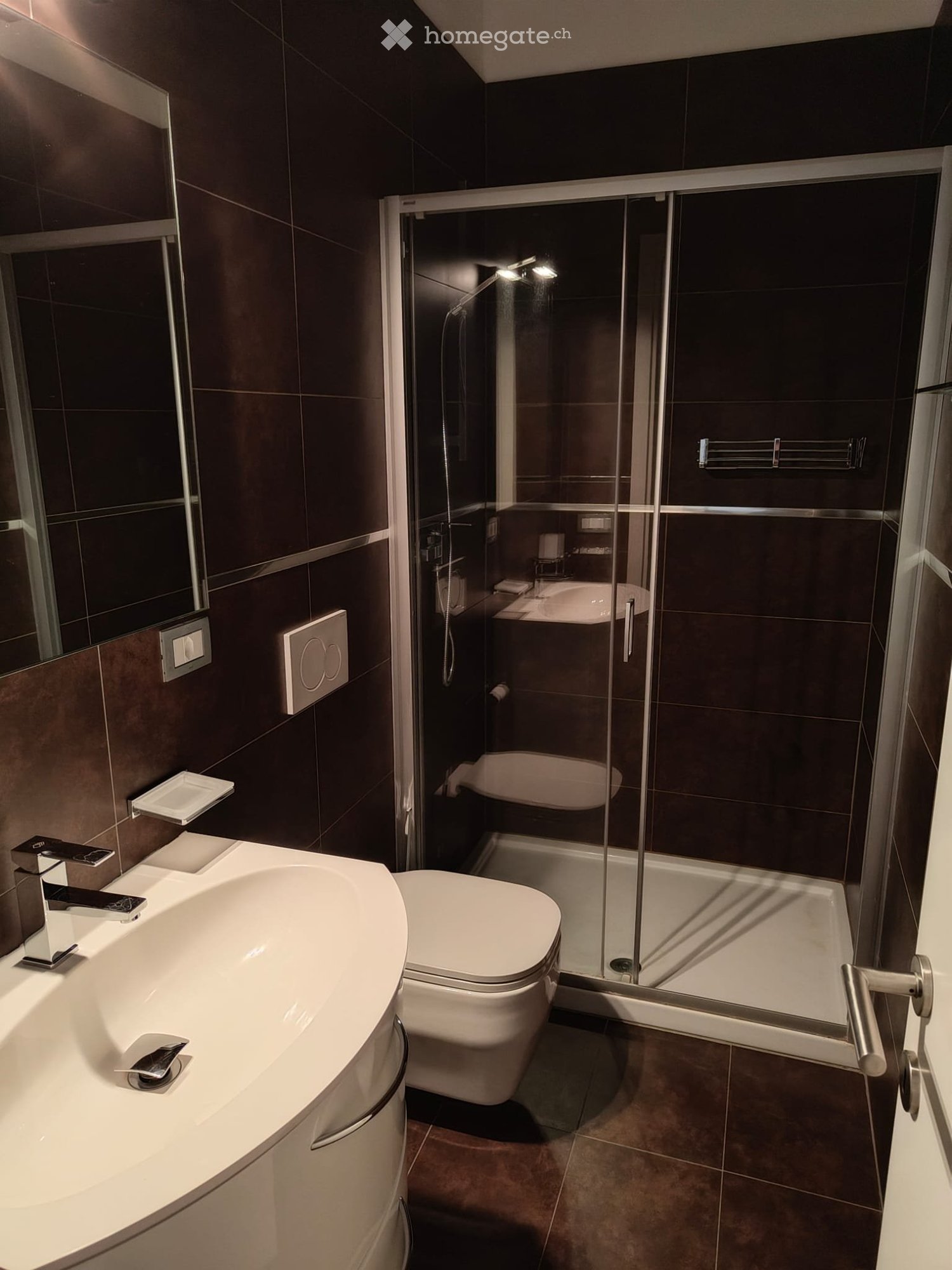 3.5-Zimmer-Wohnung","description":"Zu vermietende 3.5-Zimmer-Wohnung im 3. Stock eines Mehrfamilienhauses in Bellinzona. Baujahr 2015.
Zusammensetzung:
\- Wohnzimmer mit Küche
\- 2 Schlafzimmer
\- 2 Bäder (1 mit Dusche, 1 mit Badewanne)
\- grosser Balkon
\- Kellerabteil
\- Aussenparkplatz mit Über, Foto 5 von 5