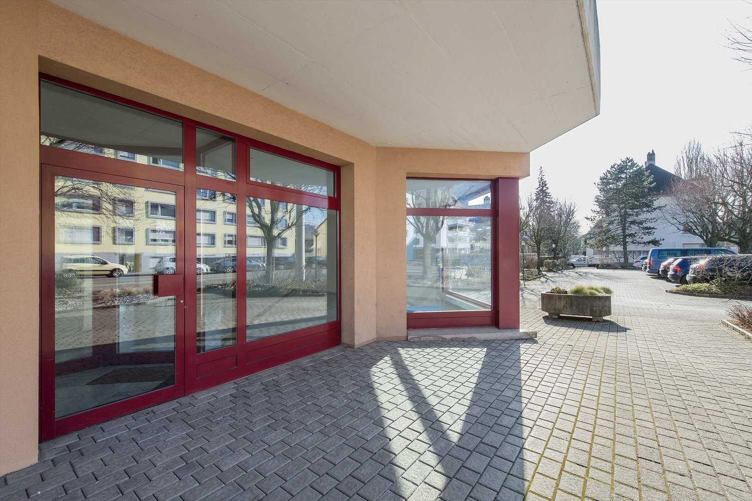 Local commercial de 123m²
Nous proposons une surface de vente polyvalente au rez-de-chaussée, idéale pour un bureau ou un cabinet médical. L'objet lumineux doté d'une grande vitrine dispose d'une surface totale de 120m2. De plus, des places de parking visiteurs suffisantes se trouvent à l'extérieur, photo 1 sur 5