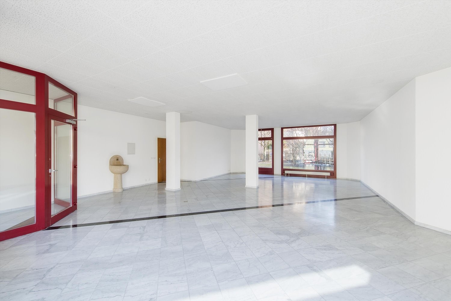 Local commercial de 123m²
Nous proposons une surface de vente polyvalente au rez-de-chaussée, idéale pour un bureau ou un cabinet médical. L'objet lumineux doté d'une grande vitrine dispose d'une surface totale de 120m2. De plus, des places de parking visiteurs suffisantes se trouvent à l'extérieur, photo 5 sur 5