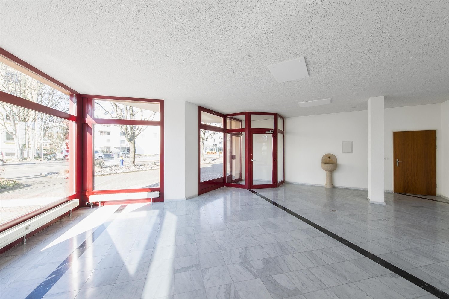 Local commercial de 123m²
Nous proposons une surface de vente polyvalente au rez-de-chaussée, idéale pour un bureau ou un cabinet médical. L'objet lumineux doté d'une grande vitrine dispose d'une surface totale de 120m2. De plus, des places de parking visiteurs suffisantes se trouvent à l'extérieur, photo 3 sur 5