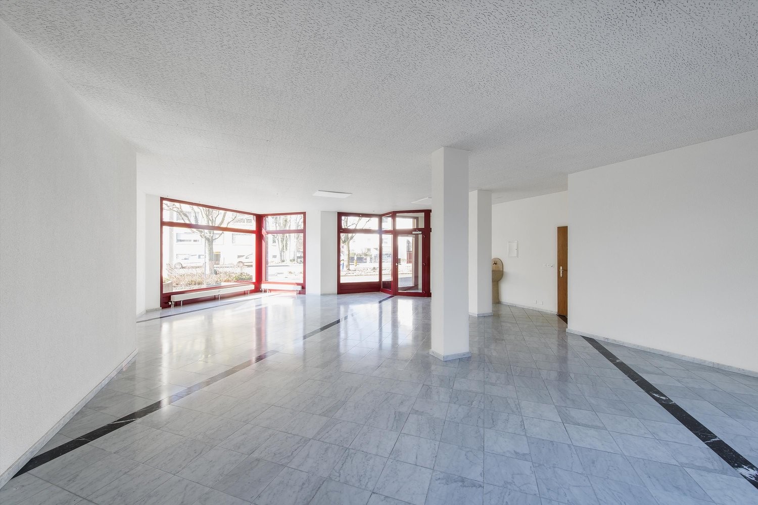 Local commercial de 123m²
Nous proposons une surface de vente polyvalente au rez-de-chaussée, idéale pour un bureau ou un cabinet médical. L'objet lumineux doté d'une grande vitrine dispose d'une surface totale de 120m2. De plus, des places de parking visiteurs suffisantes se trouvent à l'extérieur, photo 4 sur 5