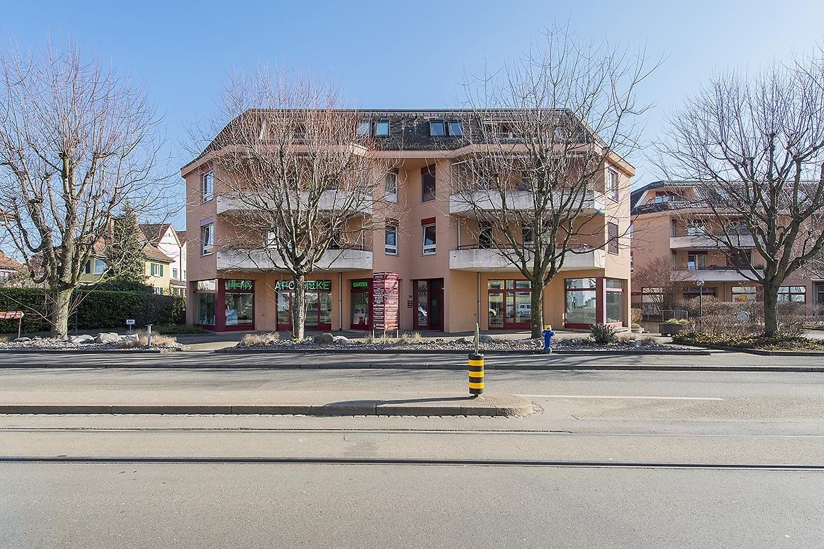 Local commercial de 123m²
Nous proposons une surface de vente polyvalente au rez-de-chaussée, idéale pour un bureau ou un cabinet médical. L'objet lumineux doté d'une grande vitrine dispose d'une surface totale de 120m2. De plus, des places de parking visiteurs suffisantes se trouvent à l'extérieur, photo 2 sur 5