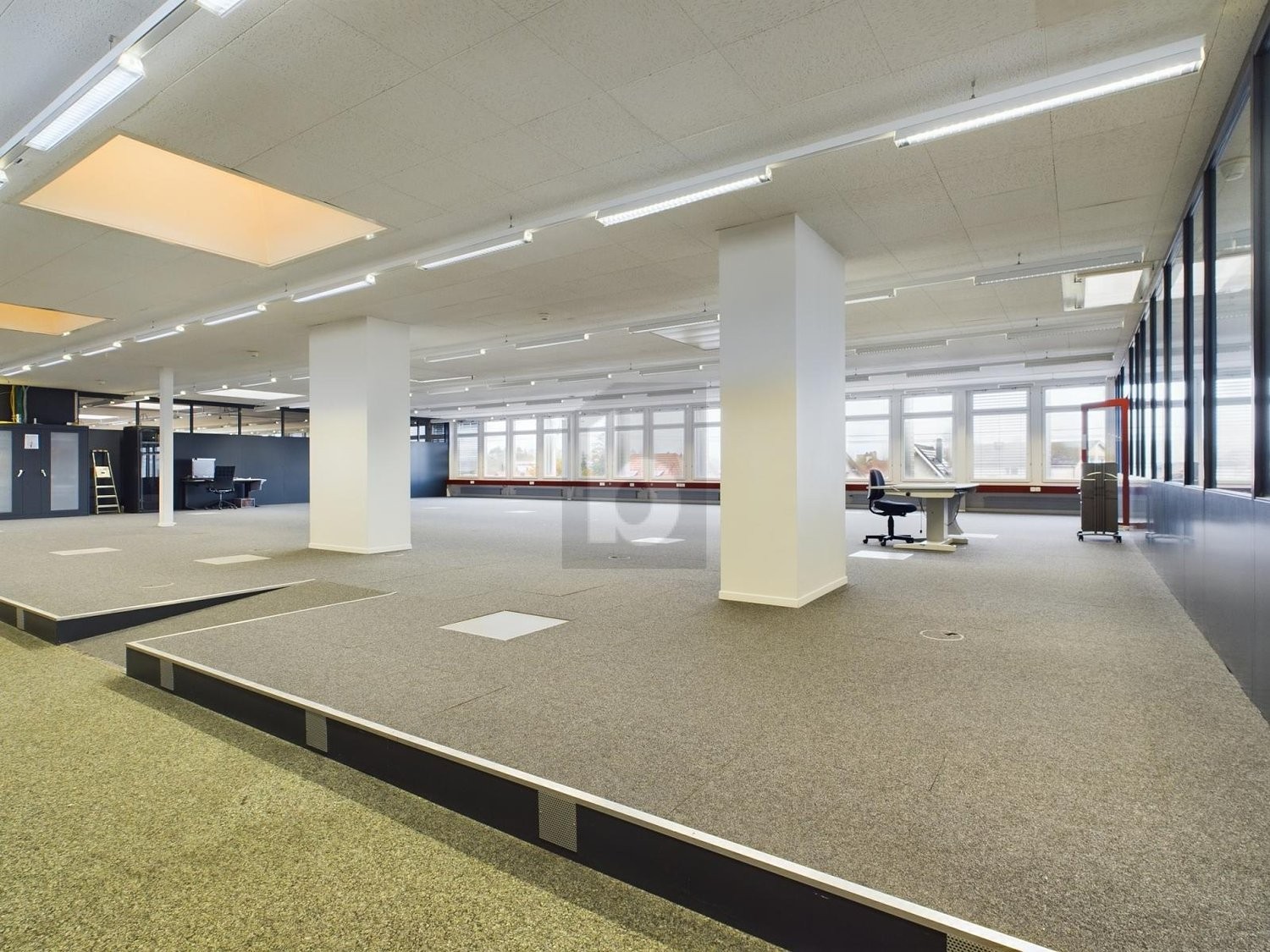 900m² office