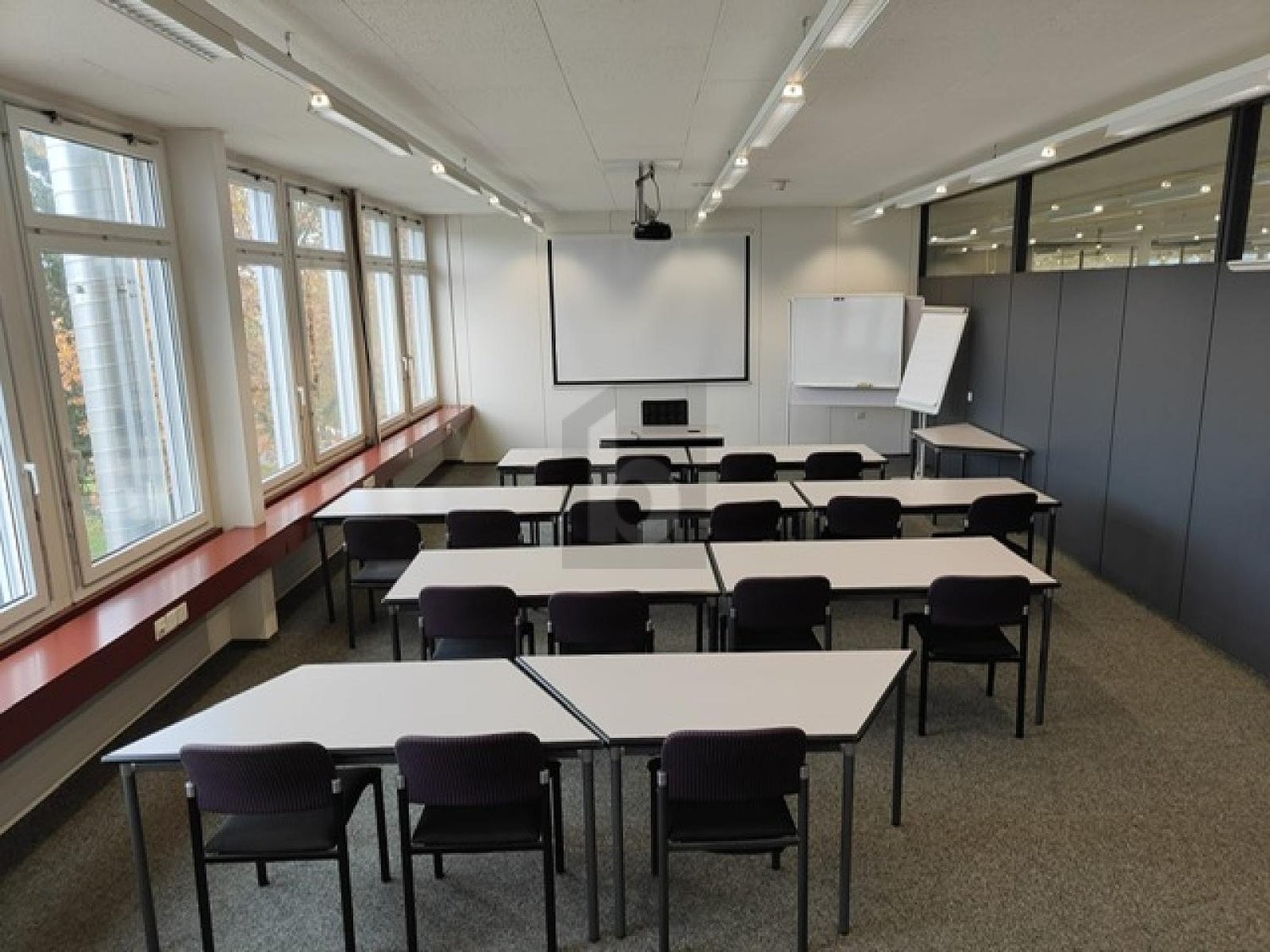 900m² office