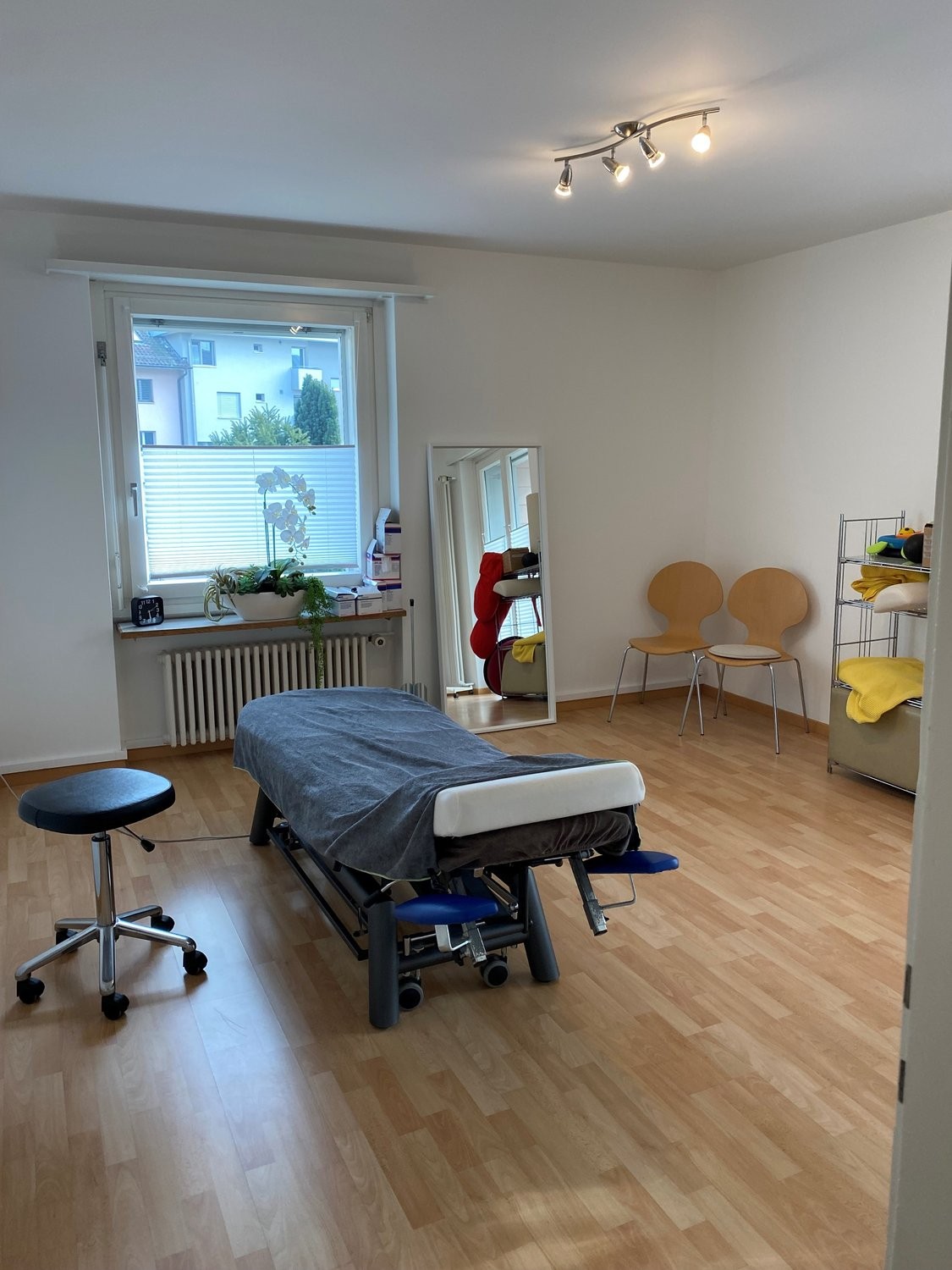 Commercial, Foto 1 von 6