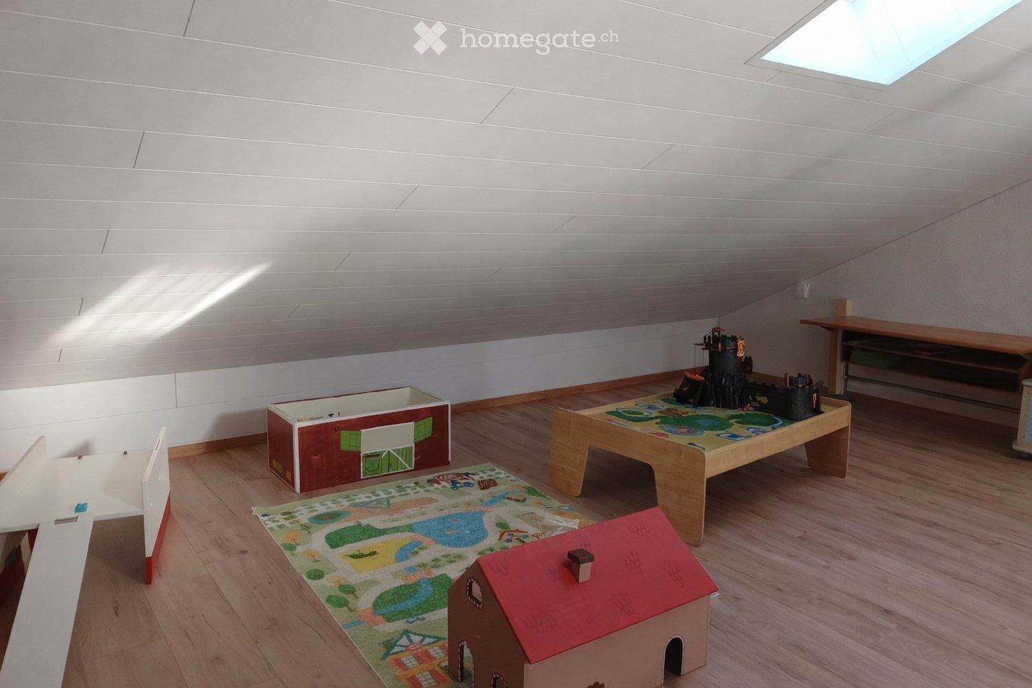 4 ½-Zimmer-Wohnung","description":"4,5-Zimmer-Appartement in Maisonette mit Balkon, Keller und 2 Parkplätzen."}, Foto 3 von 3