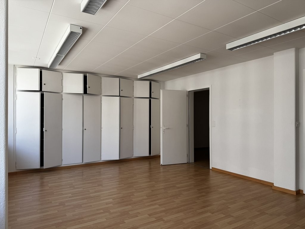 82m² office
