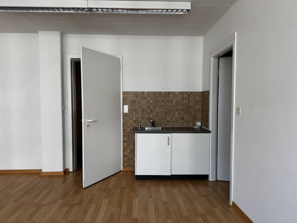 82m² office
