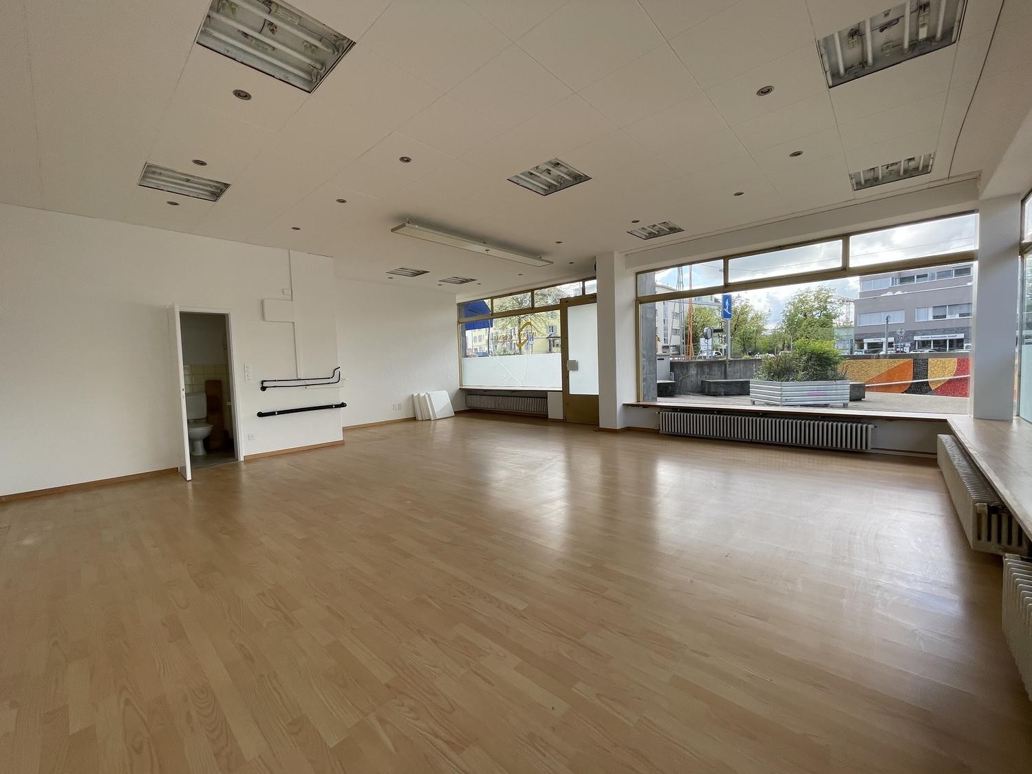 Commercial, Foto 2 von 5