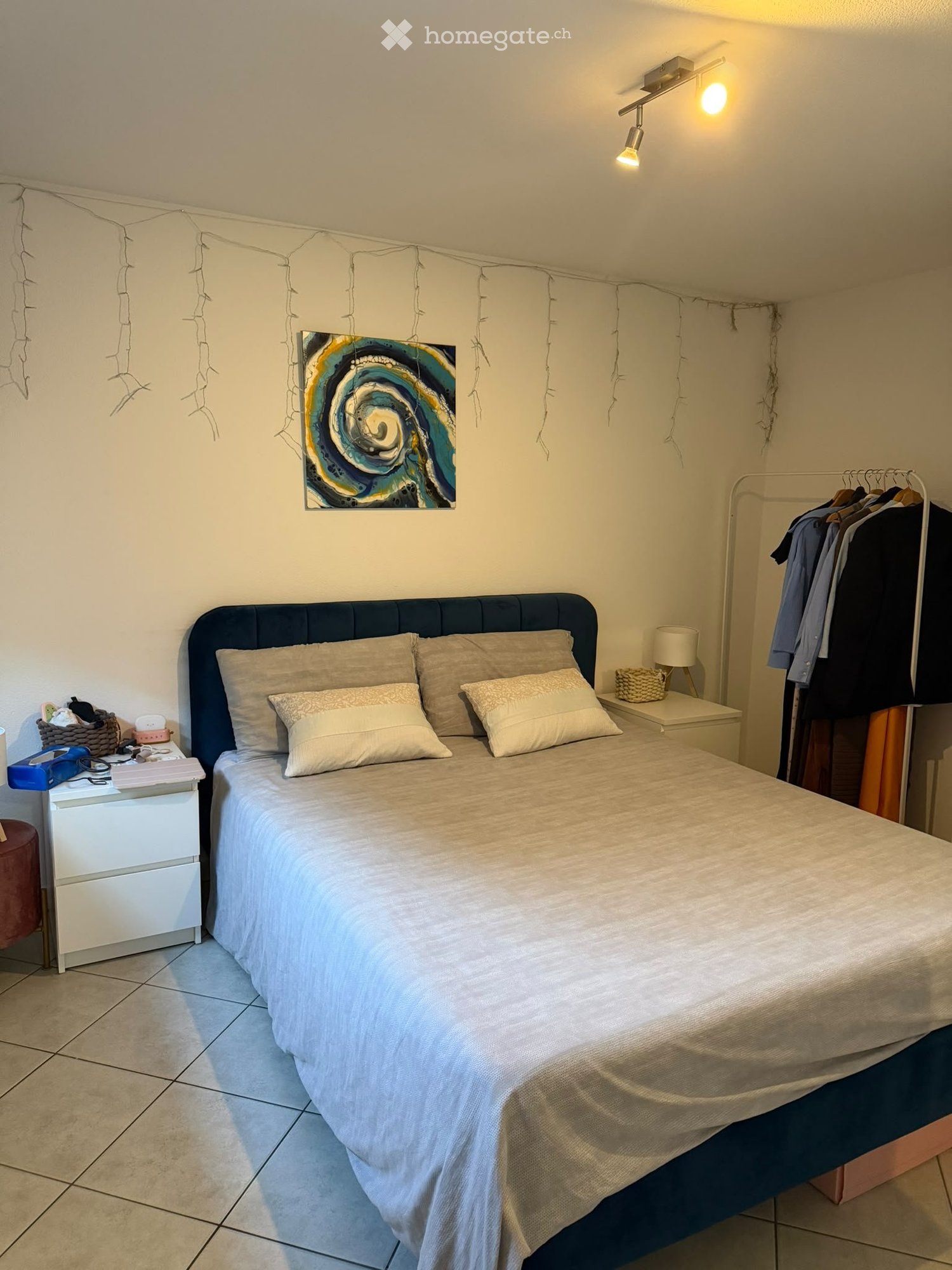 2 ½ Zimmer Wohnung
Zu vermieten: 2.5-Zimmer-Untergeschosswohnung in einem Zweifamilienhaus.
Beginn nach Vereinbarung, verfügbar etwa ab Mitte November.
Die Wohnung mit eigenem Eingang befindet sich in der Via Serte 15 in Cugnasco und umfasst ein Schlafzimmer (ca. 11 mq), ein Wohnzimmer mit Küche , Foto 2 von 5