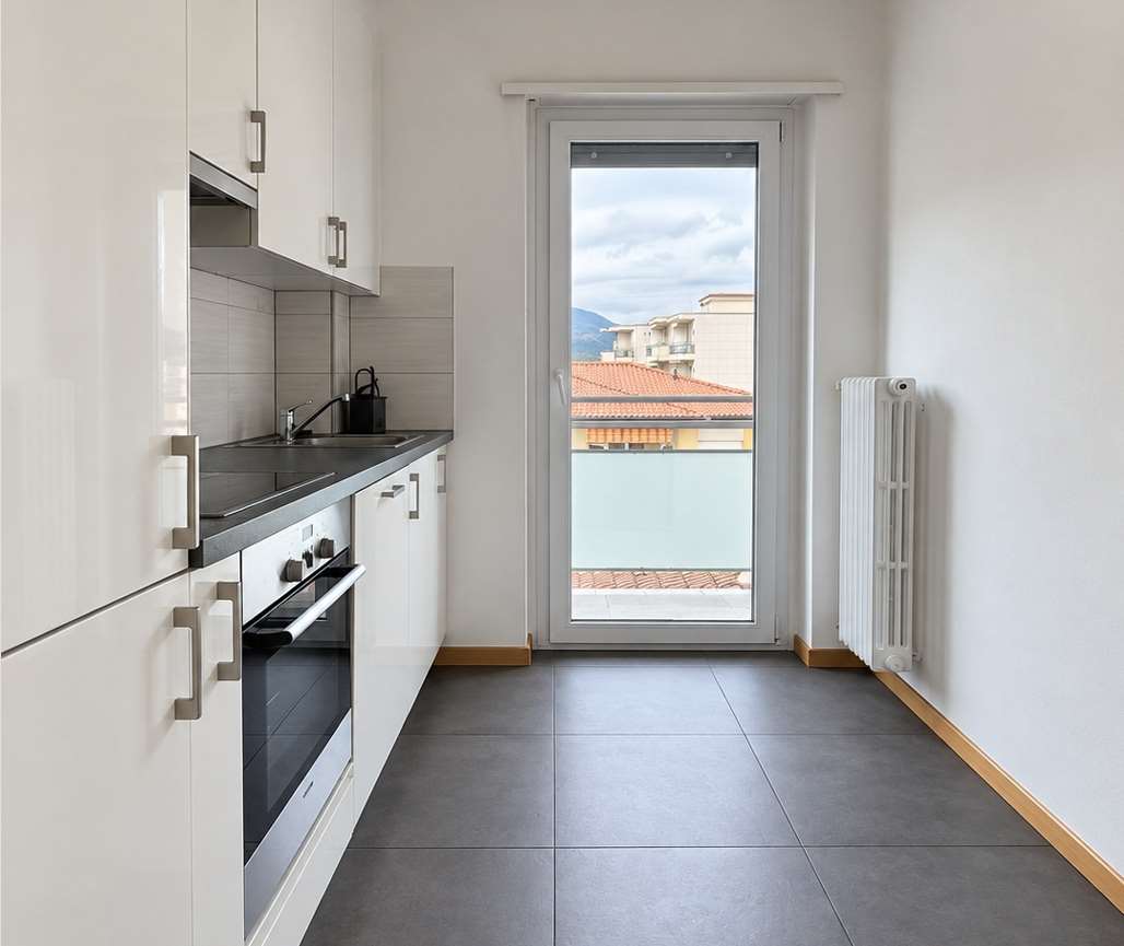 3 ½ Zimmer Wohnung
3.5-Zimmer-Wohnung mit Balkon im obersten Stockwerk ohne Lift eines kleinen renovierten Gebäudes in der Via G. Lanz, sehr nah am historischen Zentrum.
Monatsmiete CHF 1'240 + CHF 150 inklusive Heizung.
Aussenparkplatz für CHF 70/Monat.
Ab sofort verfügbar.
Eingang mit Schrank, Wo, Foto 5 von 7