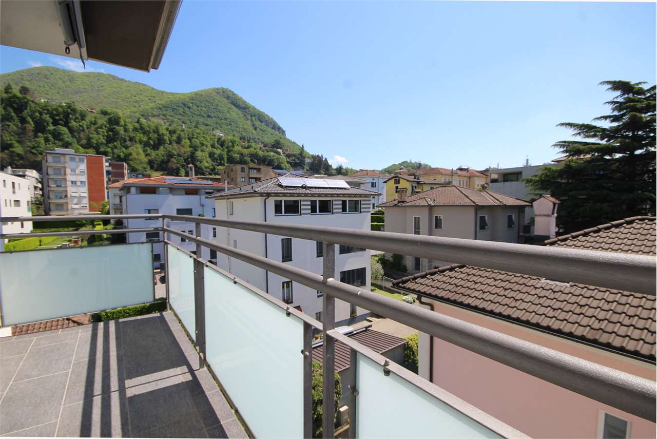 3 ½ Zimmer Wohnung
3.5-Zimmer-Wohnung mit Balkon im obersten Stockwerk ohne Lift eines kleinen renovierten Gebäudes in der Via G. Lanz, sehr nah am historischen Zentrum.
Monatsmiete CHF 1'240 + CHF 150 inklusive Heizung.
Aussenparkplatz für CHF 70/Monat.
Ab sofort verfügbar.
Eingang mit Schrank, Wo, Foto 2 von 7
