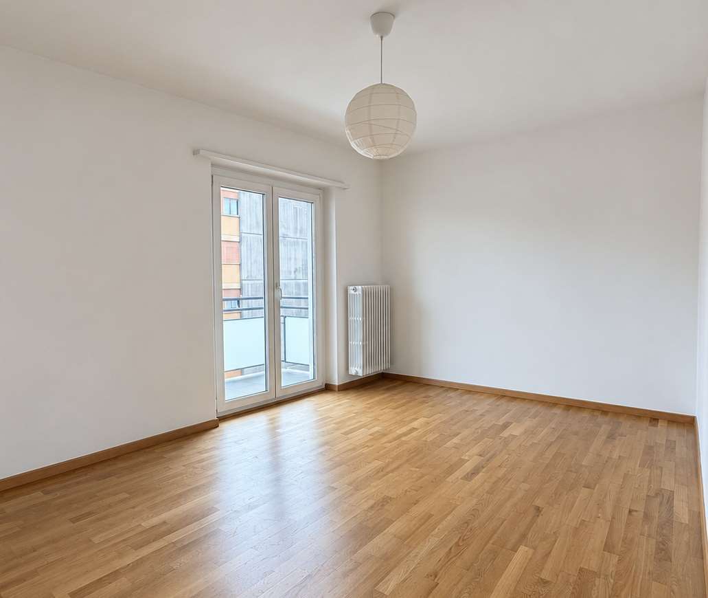 3 ½ Zimmer Wohnung
3.5-Zimmer-Wohnung mit Balkon im obersten Stockwerk ohne Lift eines kleinen renovierten Gebäudes in der Via G. Lanz, sehr nah am historischen Zentrum.
Monatsmiete CHF 1'240 + CHF 150 inklusive Heizung.
Aussenparkplatz für CHF 70/Monat.
Ab sofort verfügbar.
Eingang mit Schrank, Wo, Foto 4 von 7