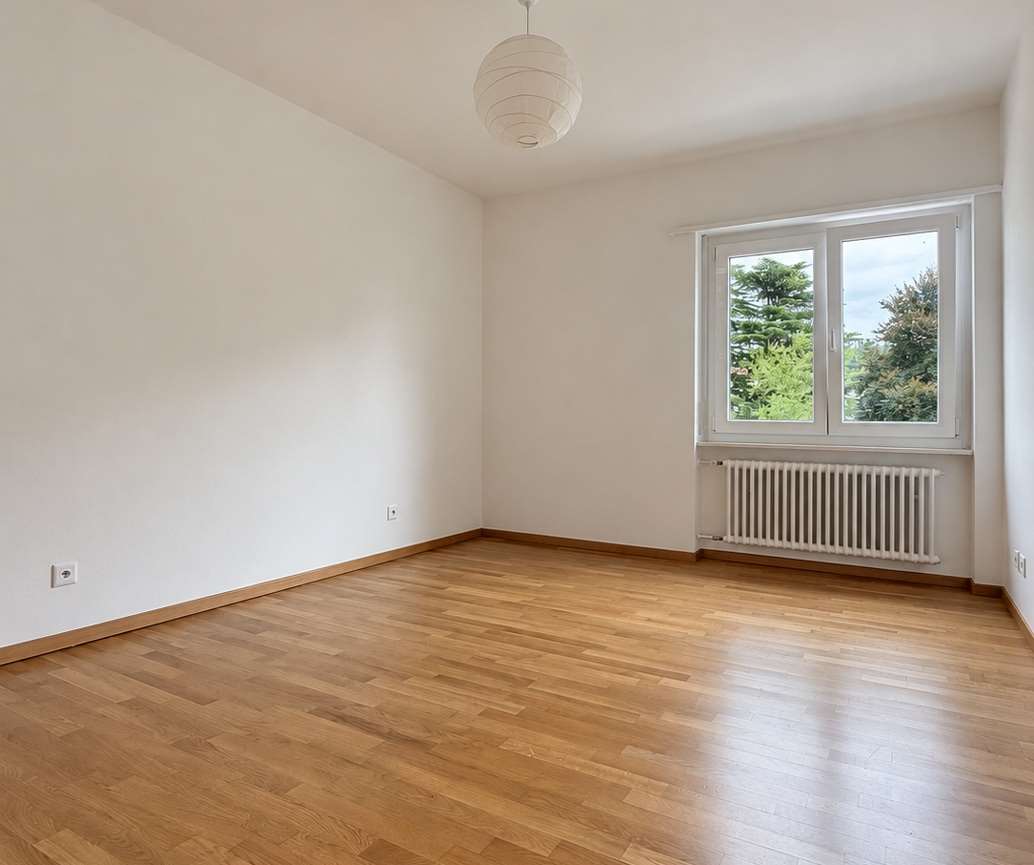 3 ½ Zimmer Wohnung
3.5-Zimmer-Wohnung mit Balkon im obersten Stockwerk ohne Lift eines kleinen renovierten Gebäudes in der Via G. Lanz, sehr nah am historischen Zentrum.
Monatsmiete CHF 1'240 + CHF 150 inklusive Heizung.
Aussenparkplatz für CHF 70/Monat.
Ab sofort verfügbar.
Eingang mit Schrank, Wo, Foto 1 von 7