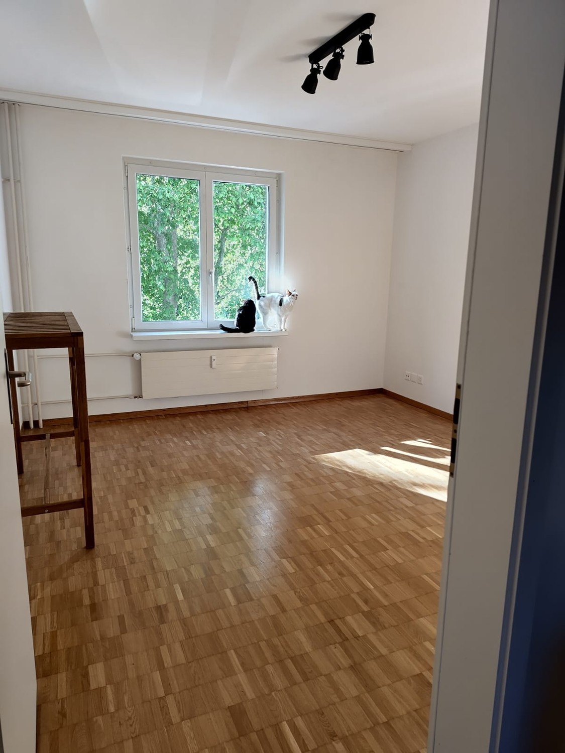 Zimmer in einer WG
Neuer Mitbewohner für ein zentral gelegenes Zimmer gesucht im Kreis 4. Es ist die perfekte Kombination aus Ruhe und Gelassenheit, während man mitten bei Lochergut, Kalkbreite, Bäckeranlage und Langstrasse ist. So hat man Lidl, Coop und Migros in 5 Min. Gehdistanz.
Das Zimmer ist, Foto 1 von 7